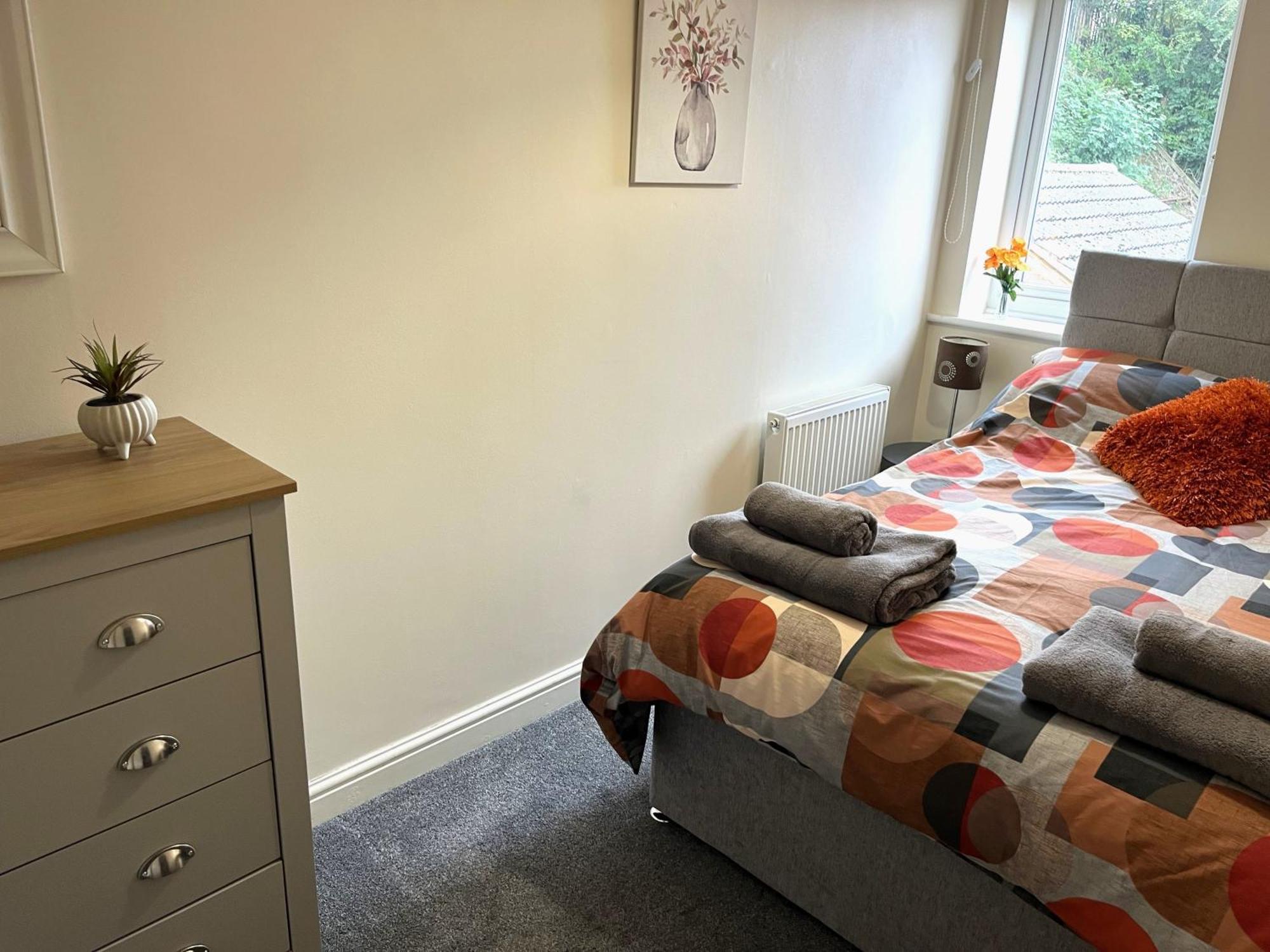Casa de férias Claygate Place - Entire 2 Bed House, Off Street Parking - Perfect For Holiday Breaks Or Contractors *
