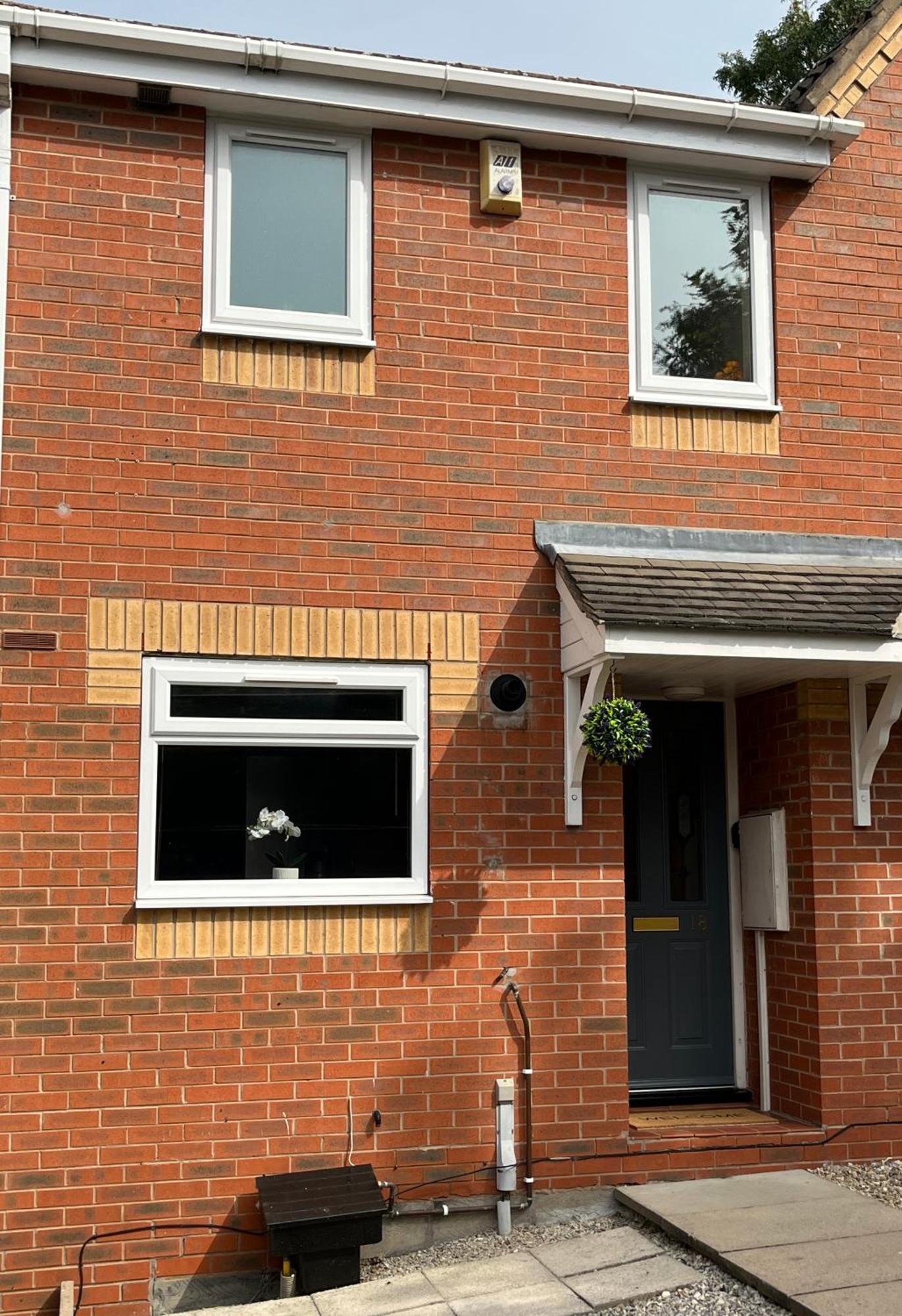 Claygate Place - Entire 2 Bed House, Off Street Parking - Perfect For Holiday Breaks Or Contractors