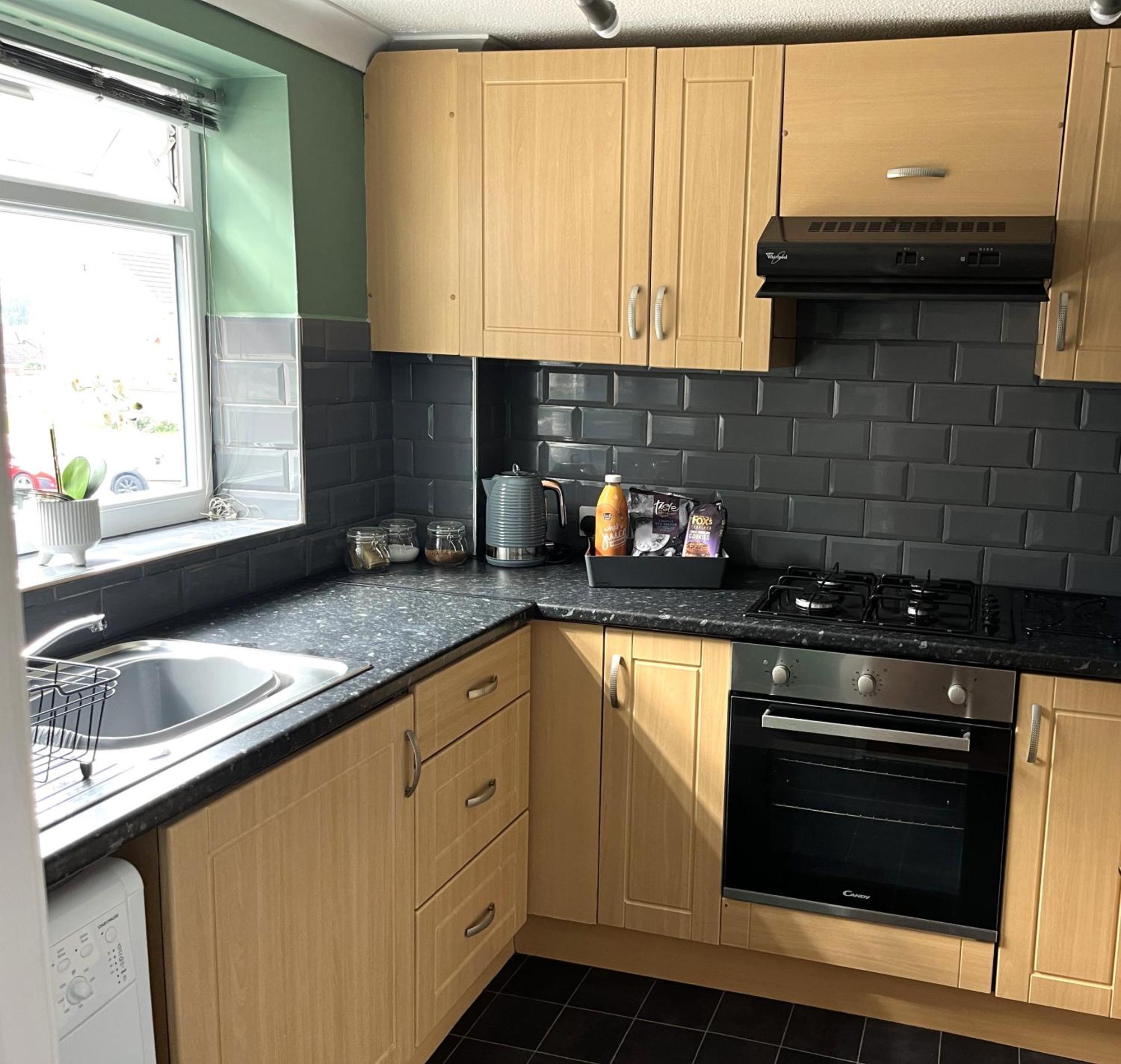 Claygate Place - Entire 2 Bed House, Off Street Parking - Perfect For Holiday Breaks Or Contractors *