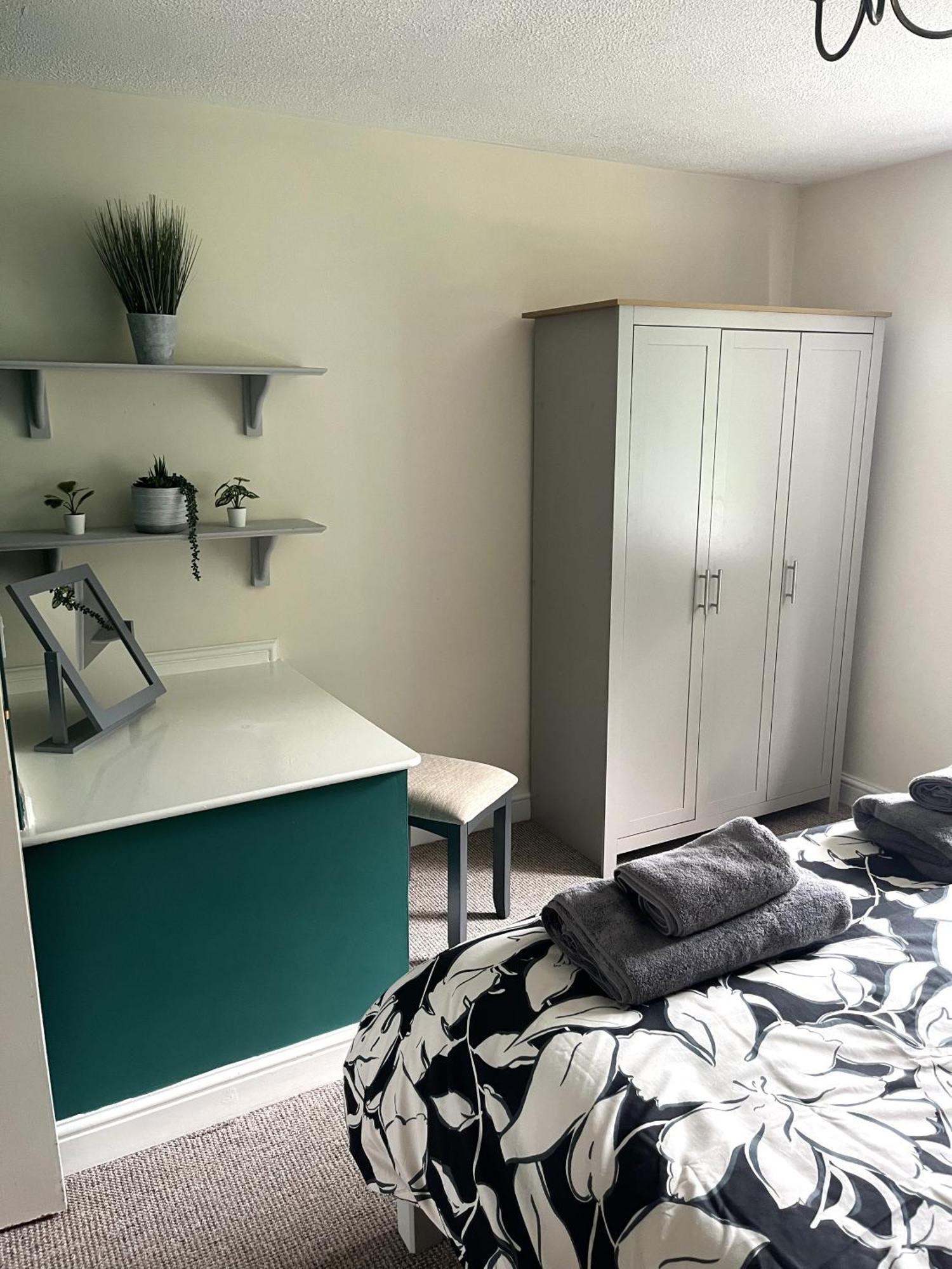 Claygate Place - Entire 2 Bed House, Off Street Parking - Perfect For Holiday Breaks Or Contractors Casa de férias