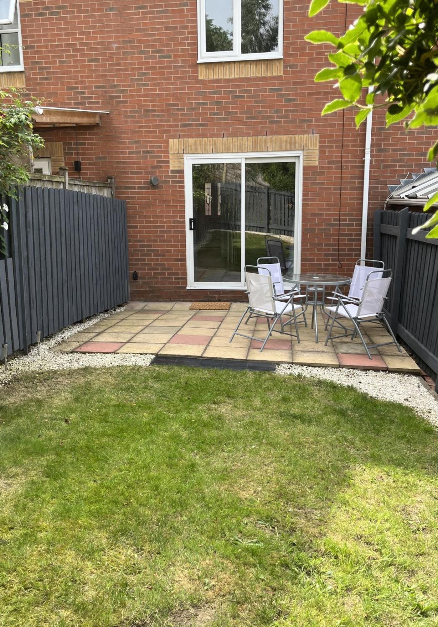 Claygate Place - Entire 2 Bed House, Off Street Parking - Perfect For Holiday Breaks Or Contractors Casa de férias *