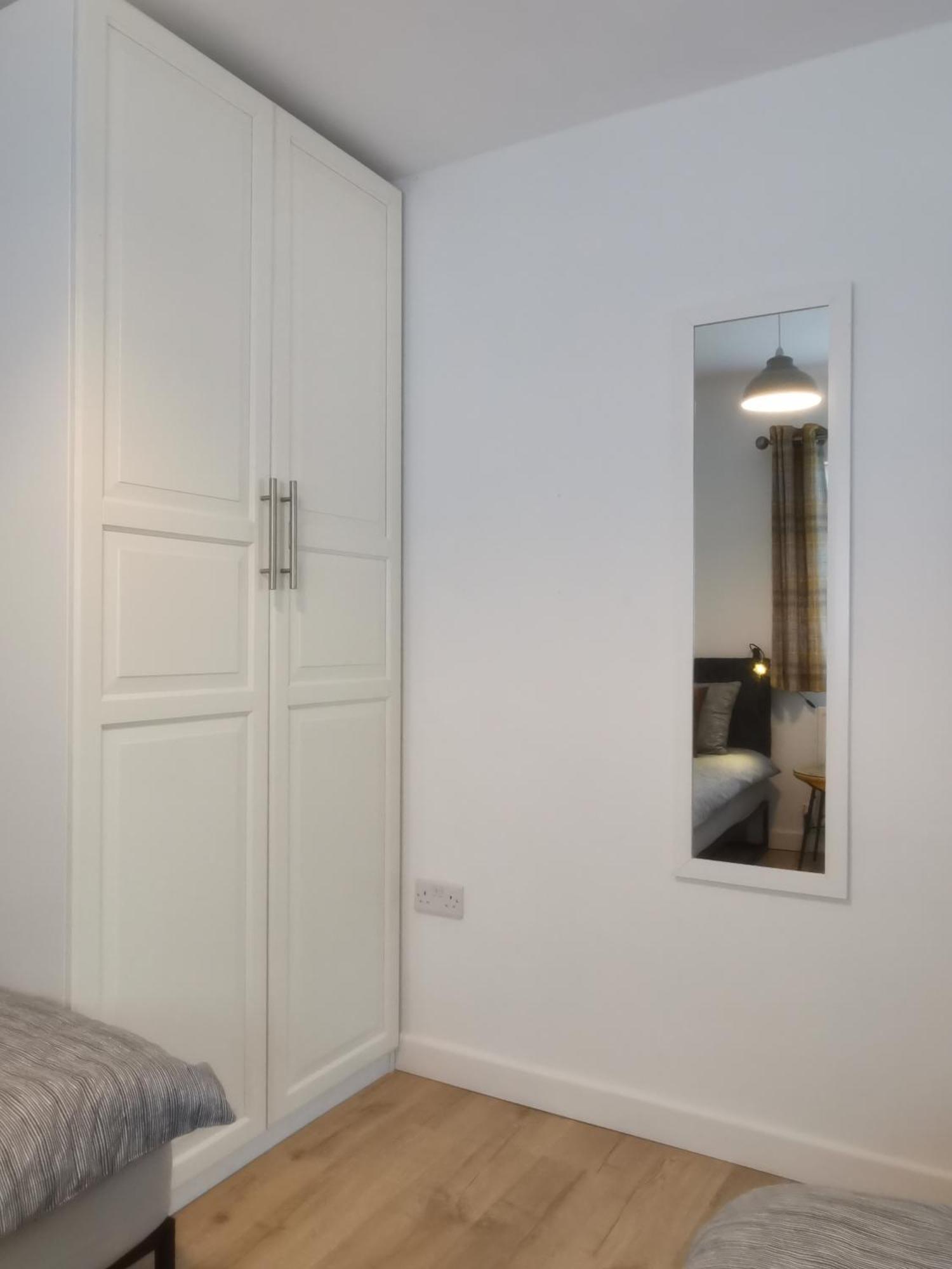 Contemporary 3 Bedroom House With Garden And Private Parking Holiday home Nottingham