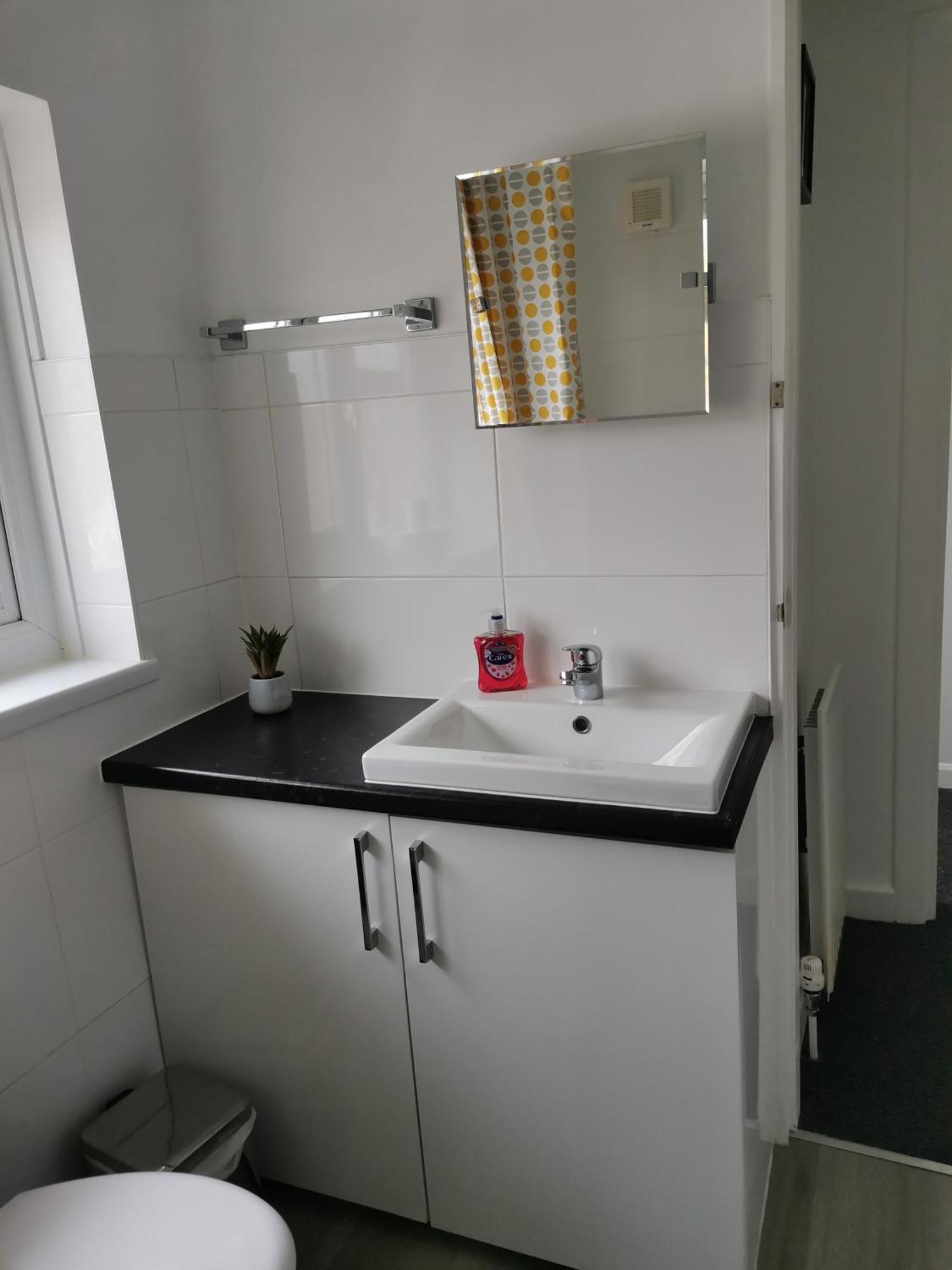 Contemporary 3 Bedroom House With Garden And Private Parking Holiday home *