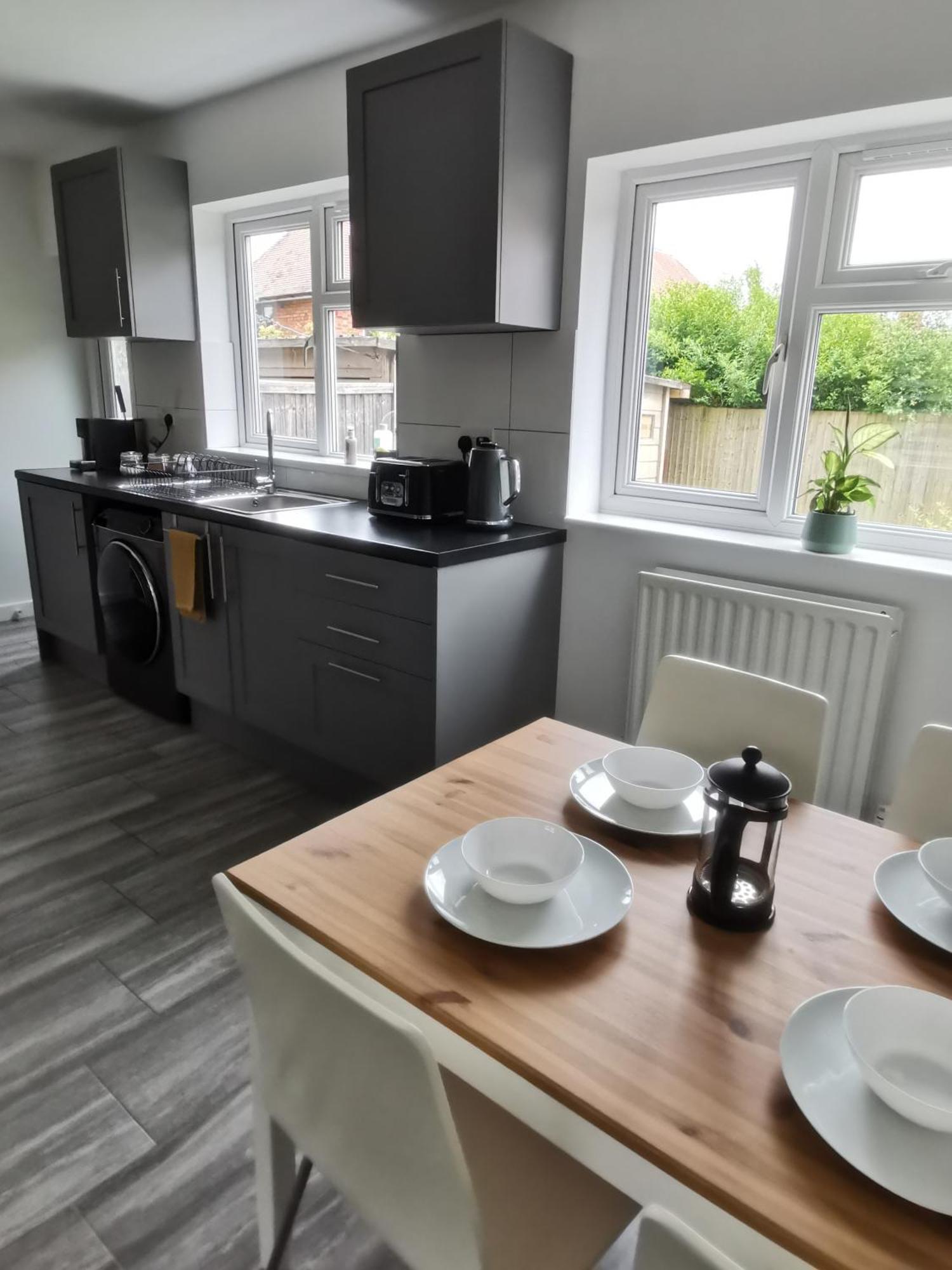 Holiday home Contemporary 3 Bedroom House With Garden And Private Parking *