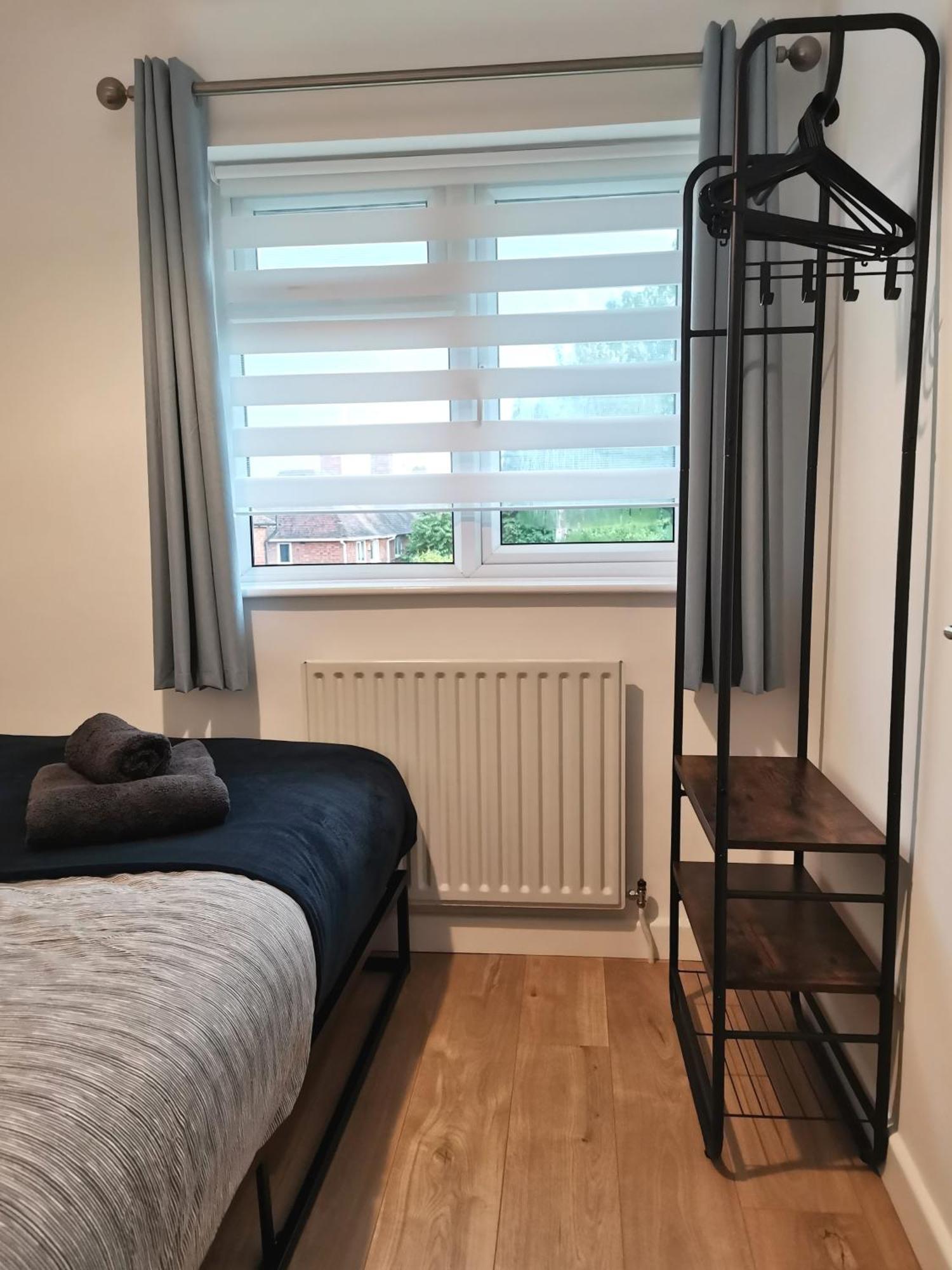Contemporary 3 Bedroom House With Garden And Private Parking *