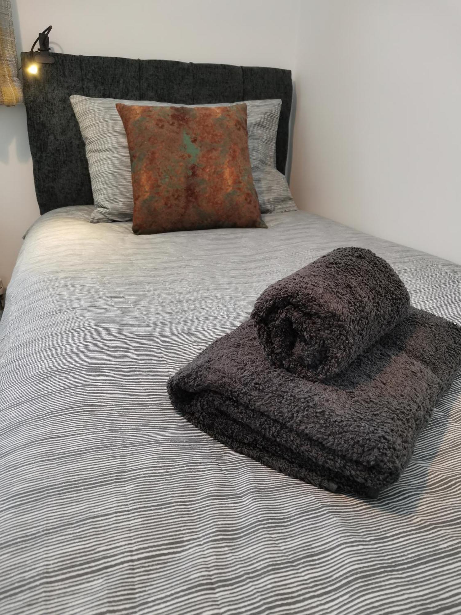 Contemporary 3 Bedroom House With Garden And Private Parking