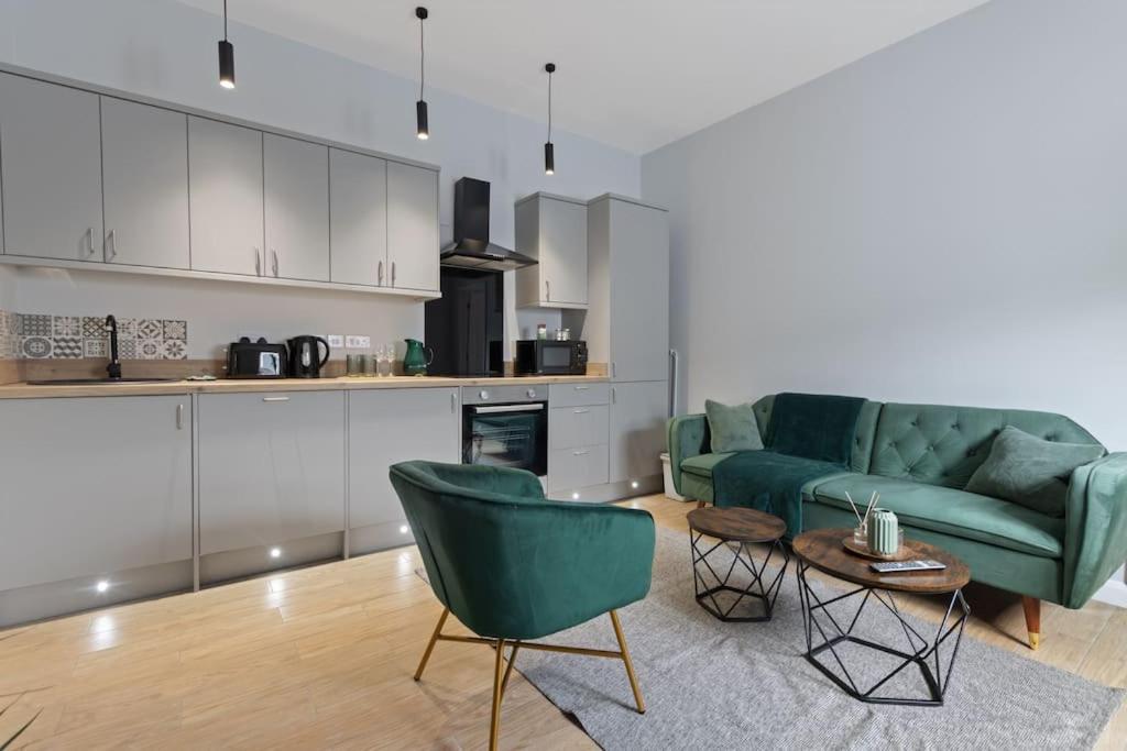 Modern Off Road Parking Spacious Double Bed 7 *
