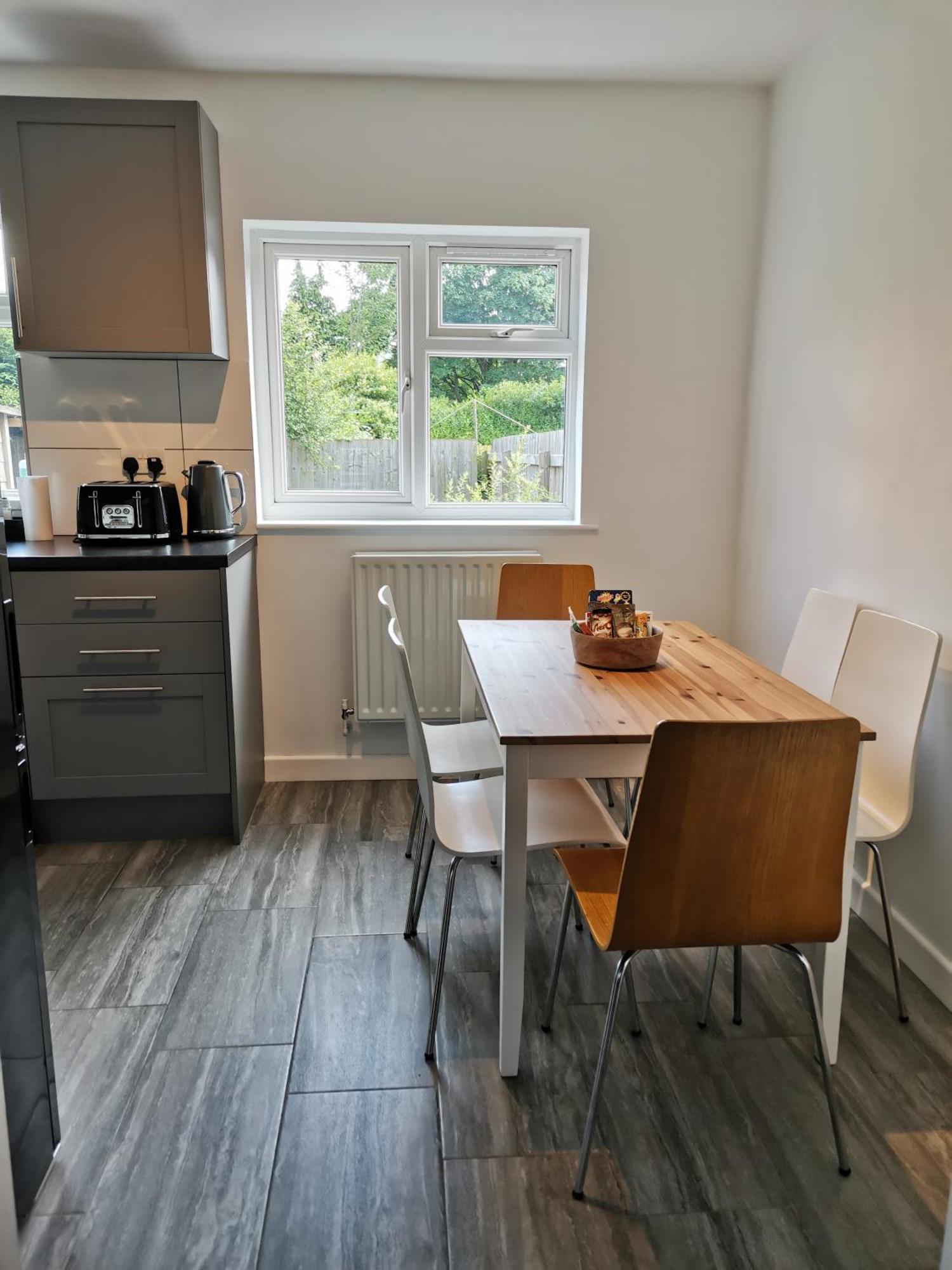 Contemporary 3 Bedroom House With Garden And Private Parking Holiday home Nottingham