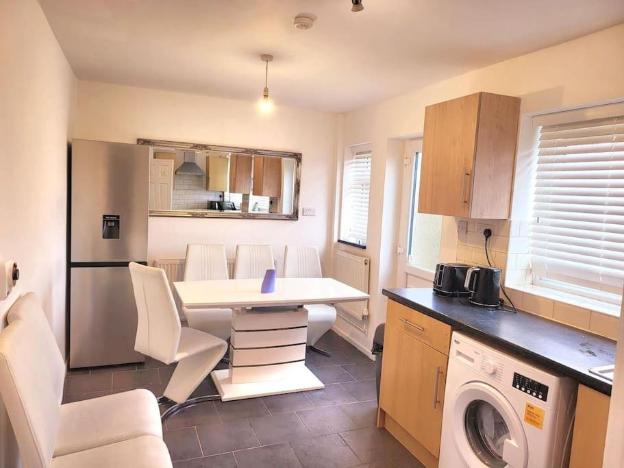Cosy Entire 3 Bed House With Free Parking Apartment