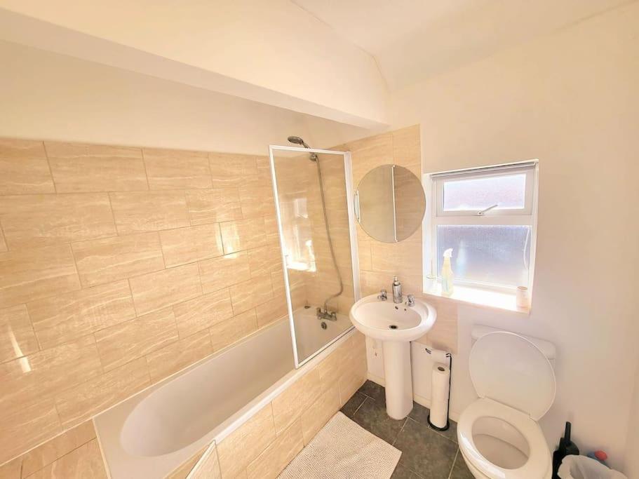 Cosy Entire 3 Bed House With Free Parking Apartment *