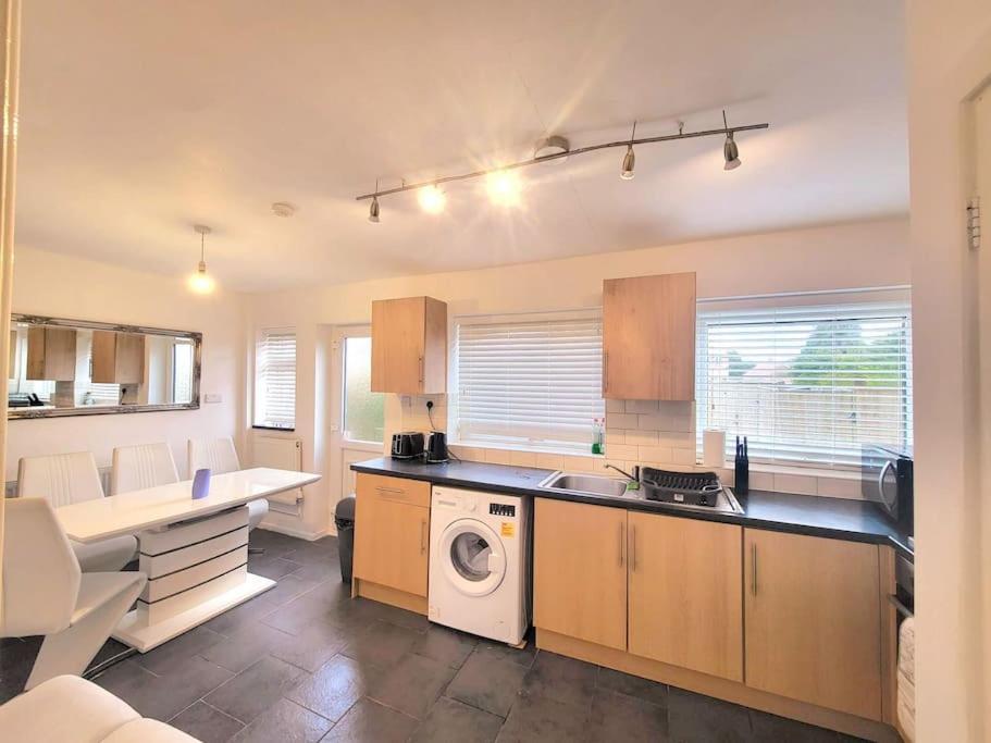 Cosy Entire 3 Bed House With Free Parking Apartment