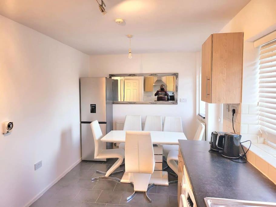 Cosy Entire 3 Bed House With Free Parking Apartment *