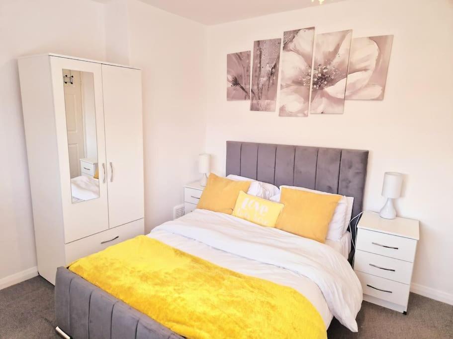 Apartment Cosy Entire 3 Bed House With Free Parking