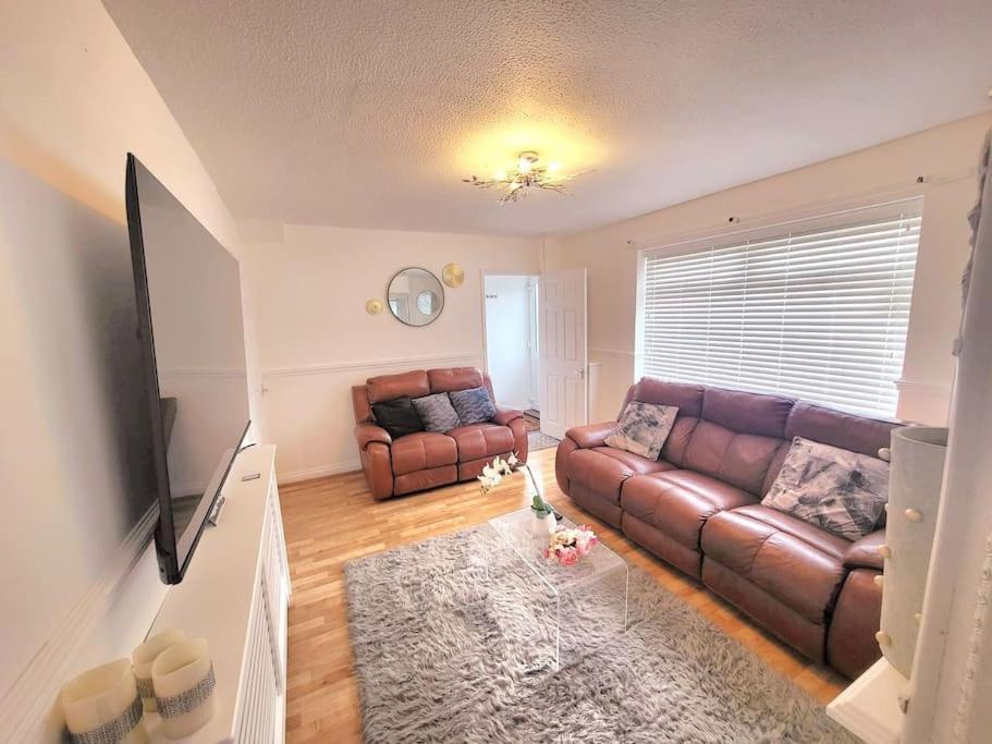 Cosy Entire 3 Bed House With Free Parking *