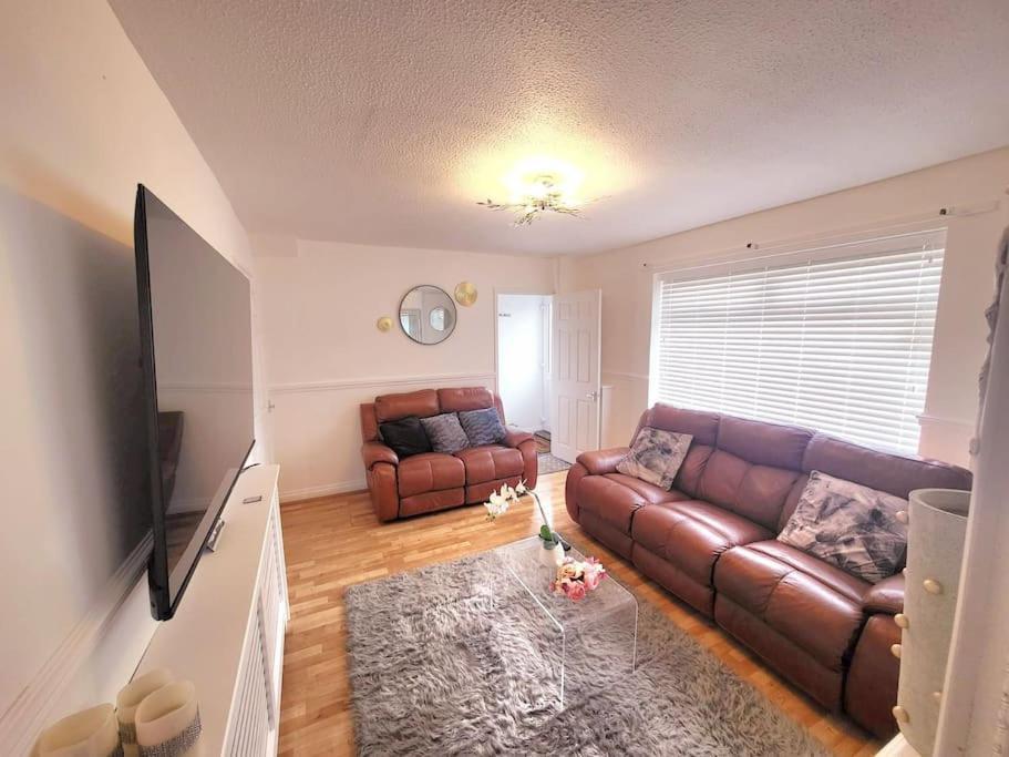 Cosy Entire 3 Bed House With Free Parking *