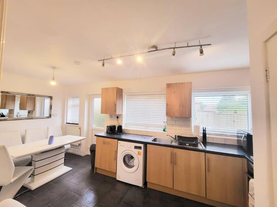 Cosy Entire 3 Bed House With Free Parking Apartment