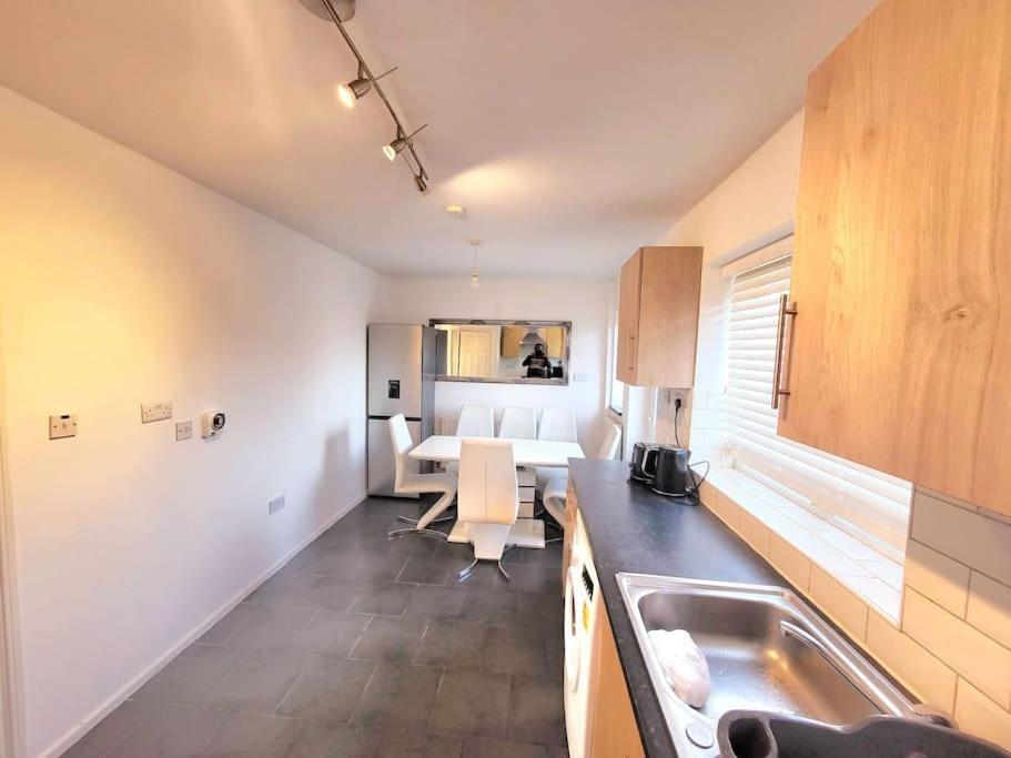 Cosy Entire 3 Bed House With Free Parking Apartment *