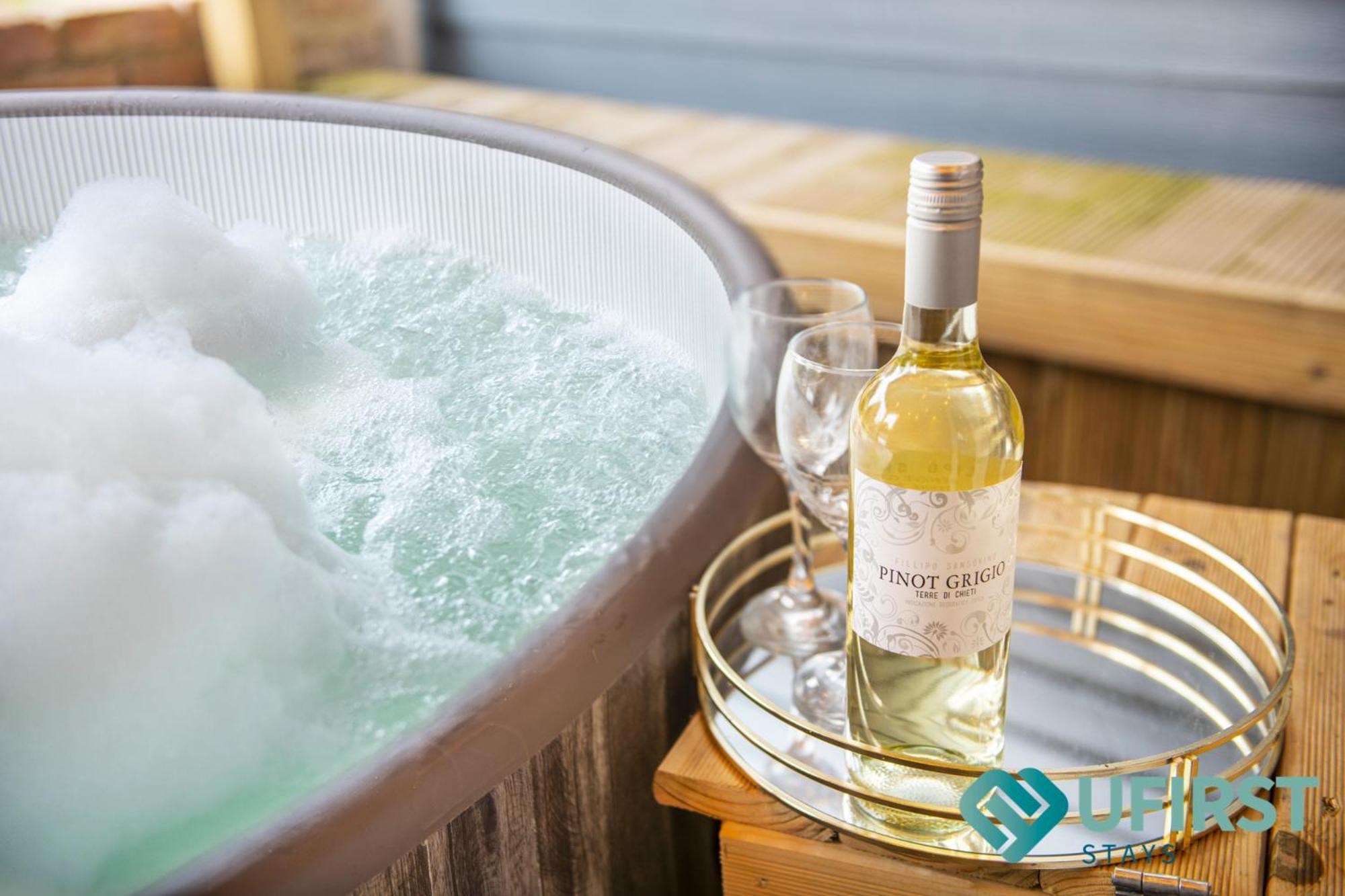 Hot Tub Bliss Awaits 3-Bed Home In Nottingham - Near City Hospital, Sherwood Shops, Qmc & Close To City Centre