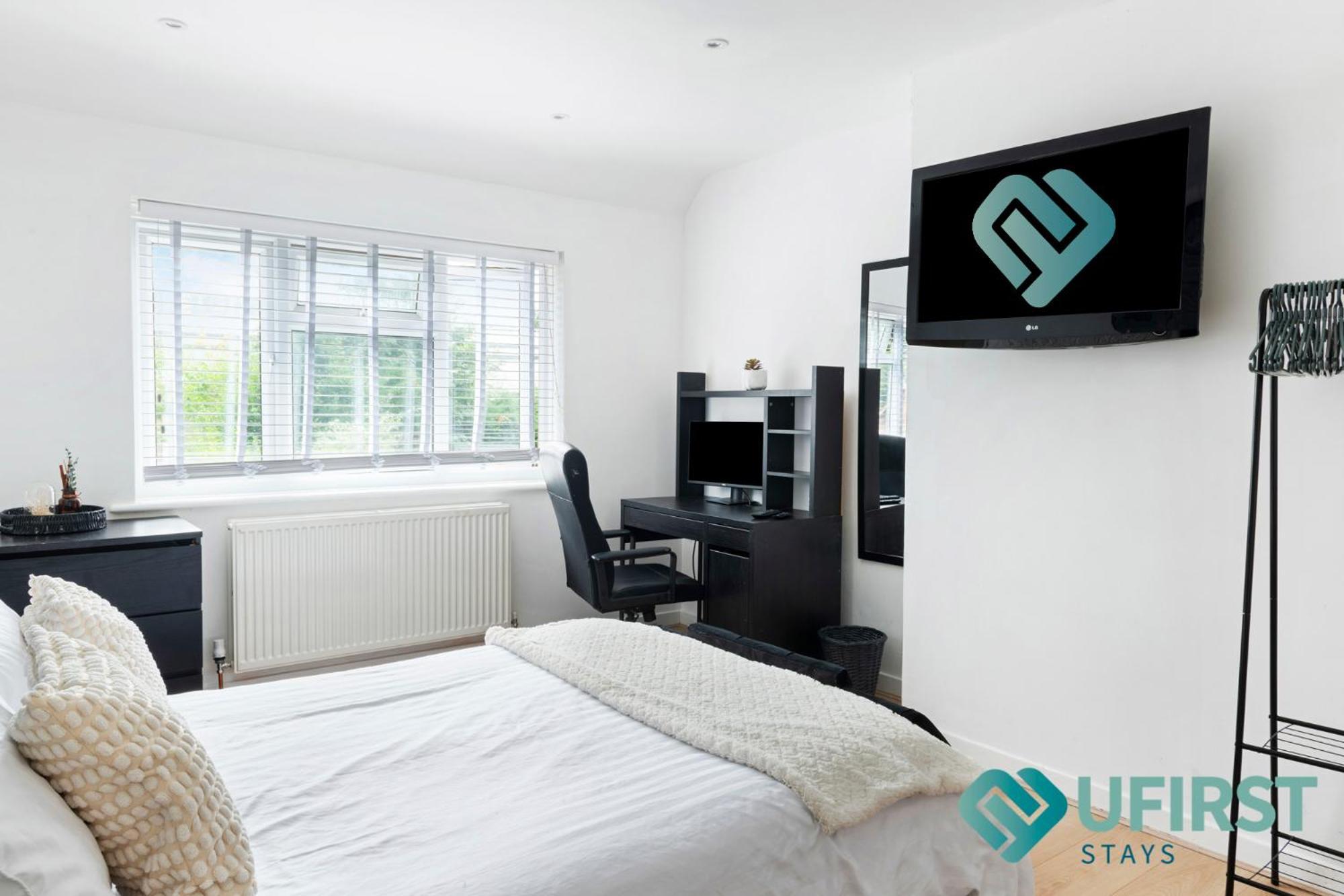 Hot Tub Bliss Awaits 3-Bed Home In Nottingham - Near City Hospital, Sherwood Shops, Qmc & Close To City Centre Holiday home Nottingham