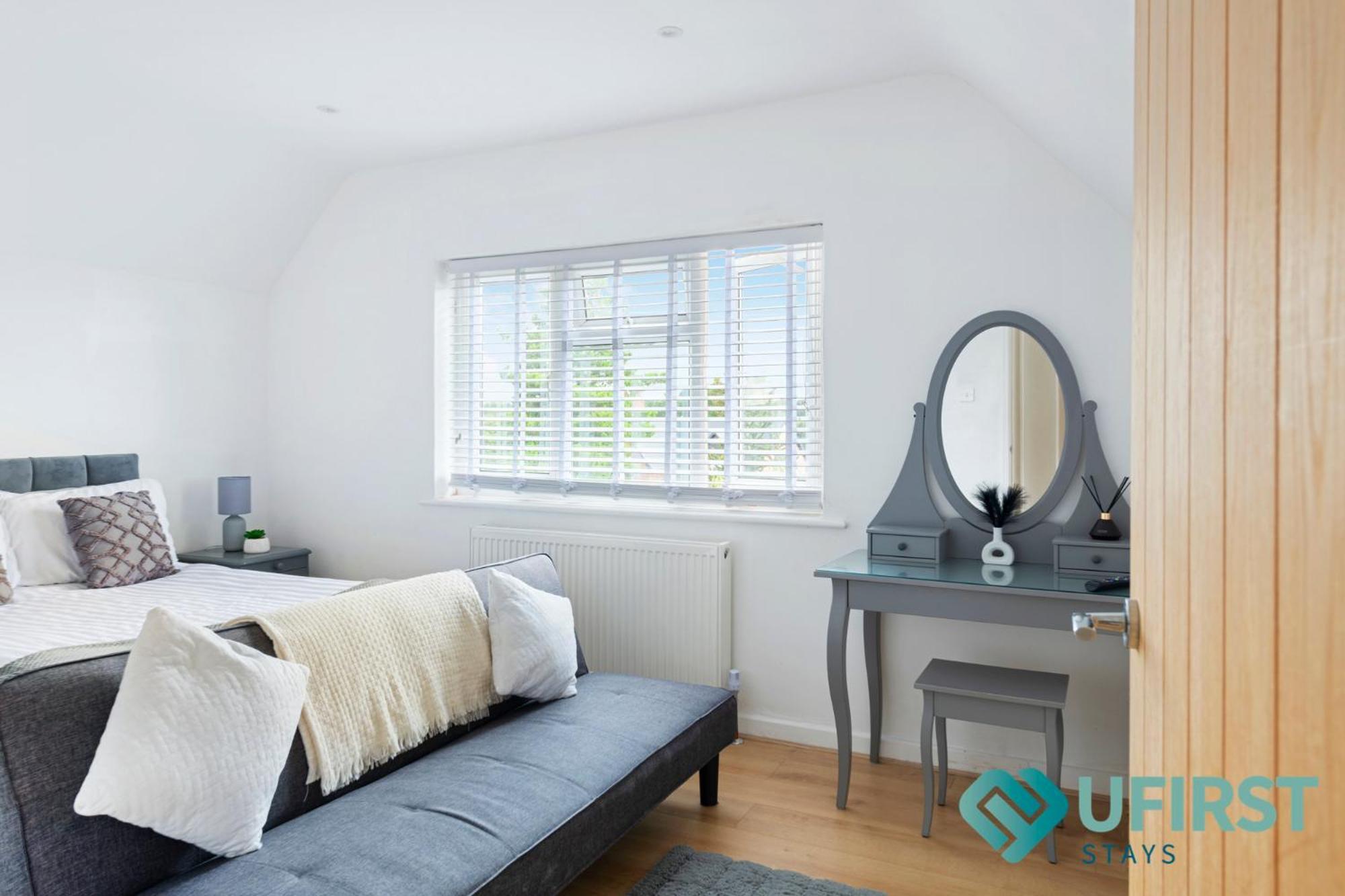 Hot Tub Bliss Awaits 3-Bed Home In Nottingham - Near City Hospital, Sherwood Shops, Qmc & Close To City Centre Nottingham