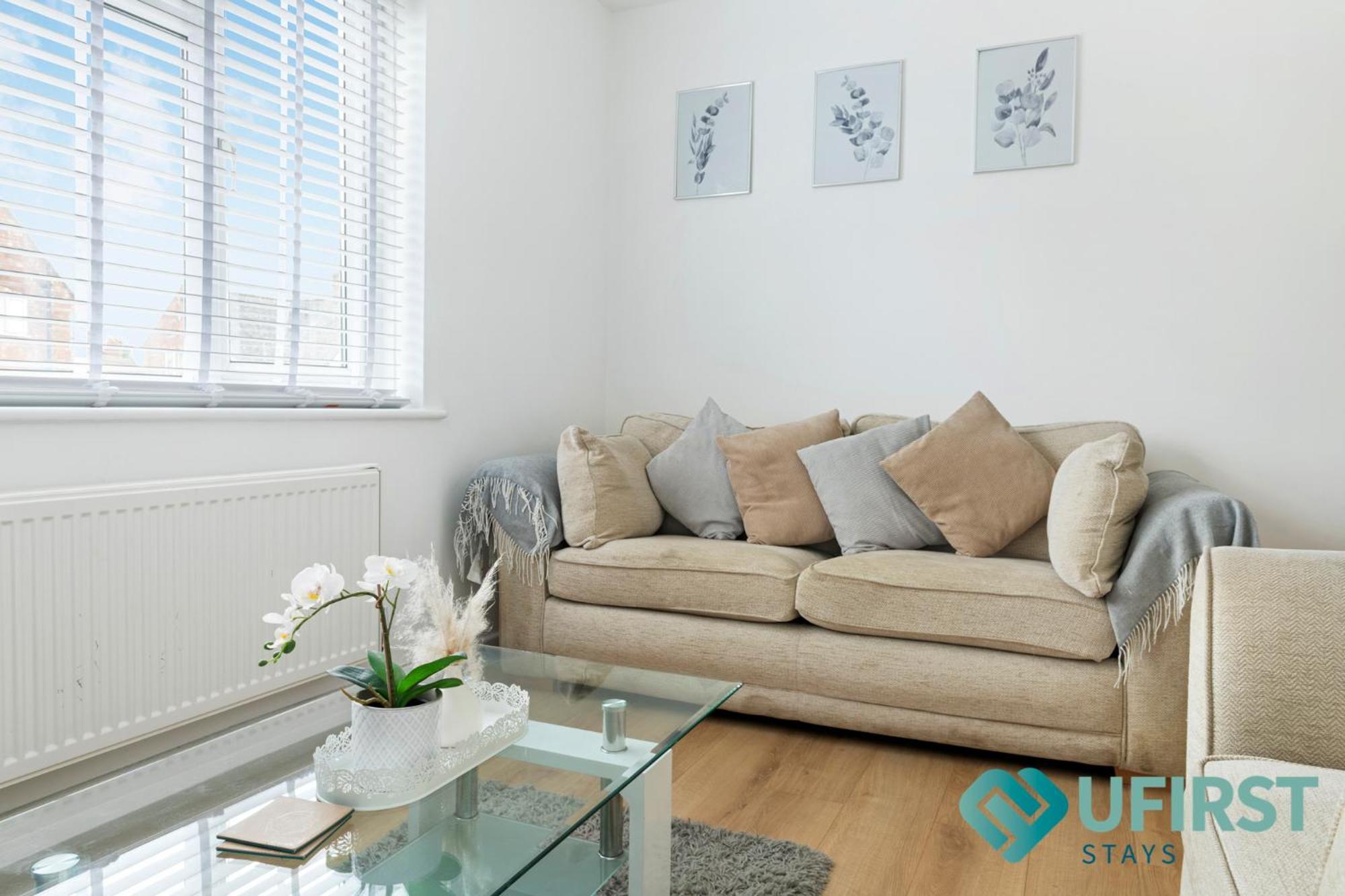 Holiday home Hot Tub Bliss Awaits 3-Bed Home In Nottingham - Near City Hospital, Sherwood Shops, Qmc & Close To City Centre *