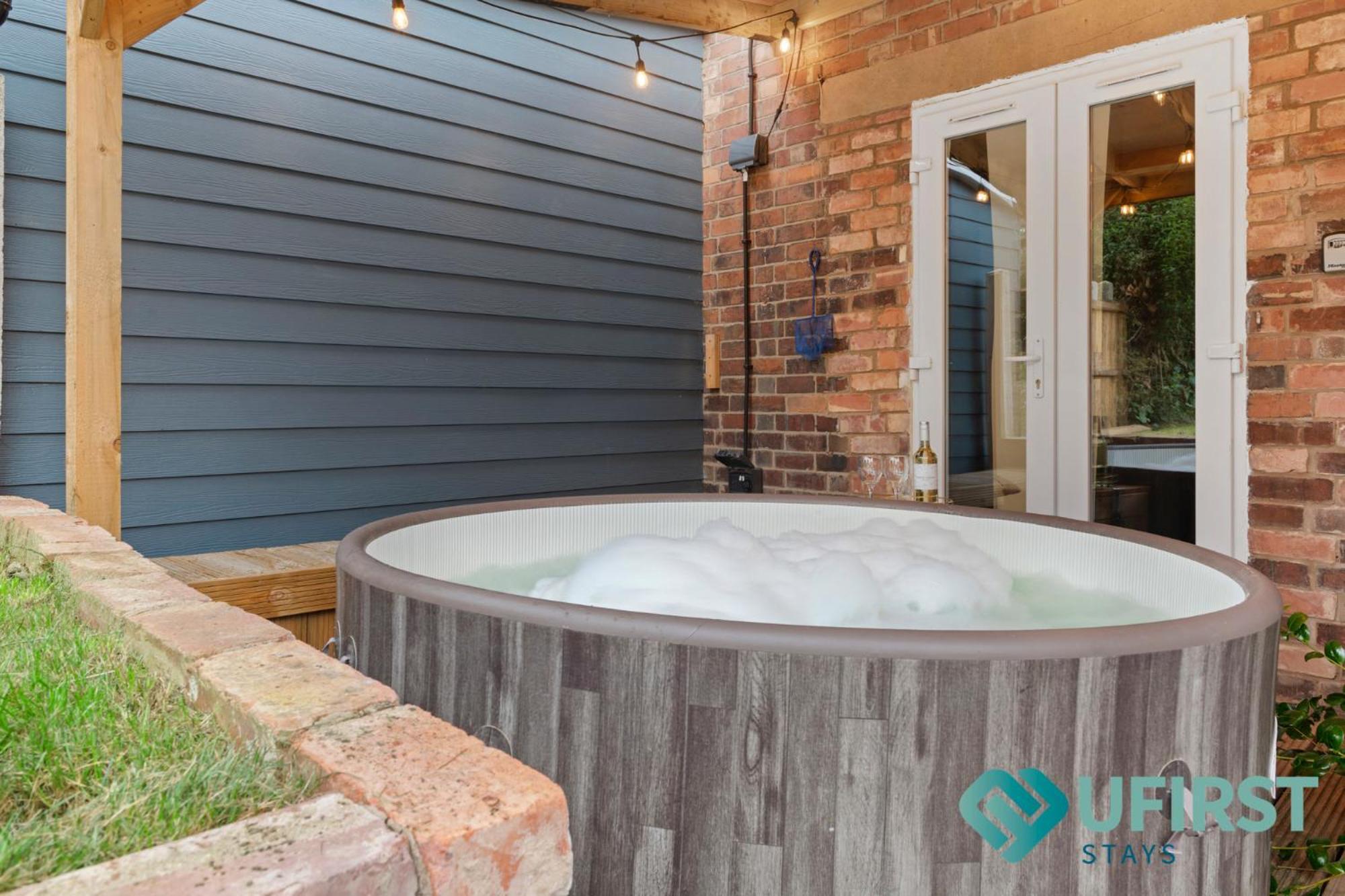 Hot Tub Bliss Awaits 3-Bed Home In Nottingham - Near City Hospital, Sherwood Shops, Qmc & Close To City Centre Holiday home Nottingham