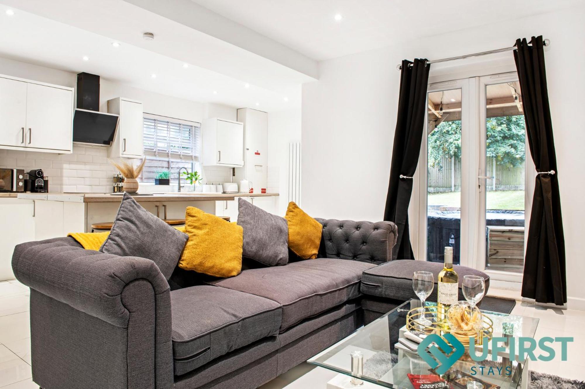 Holiday home Hot Tub Bliss Awaits 3-Bed Home In Nottingham - Near City Hospital, Sherwood Shops, Qmc & Close To City Centre Nottingham