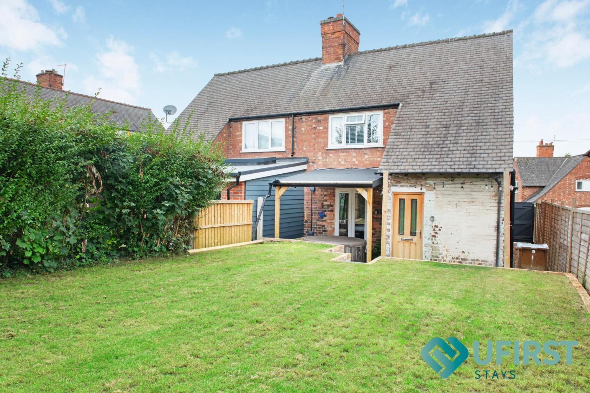 Hot Tub Bliss Awaits 3-Bed Home In Nottingham - Near City Hospital, Sherwood Shops, Qmc & Close To City Centre * Nottingham