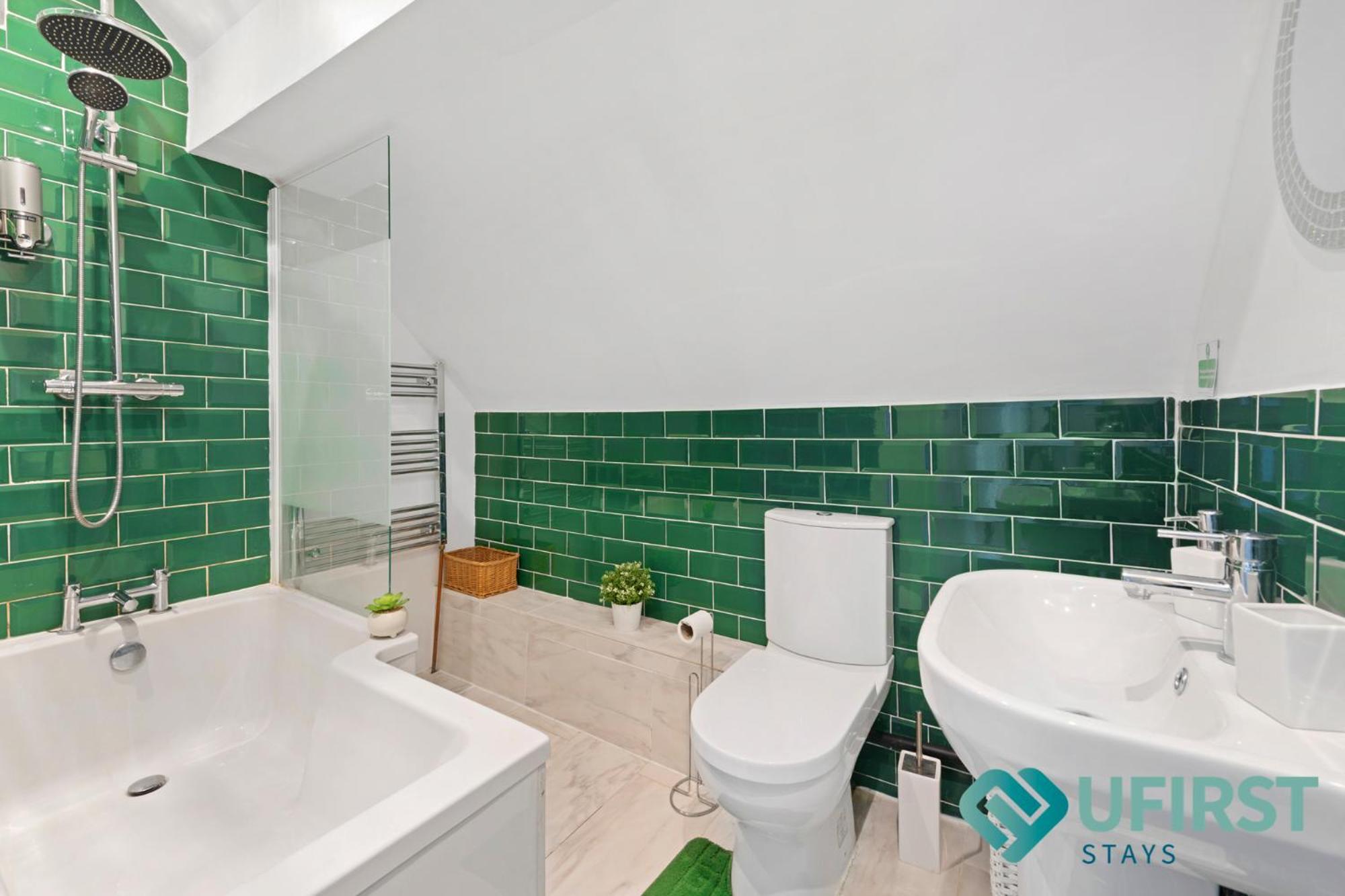 Holiday home Hot Tub Bliss Awaits 3-Bed Home In Nottingham - Near City Hospital, Sherwood Shops, Qmc & Close To City Centre