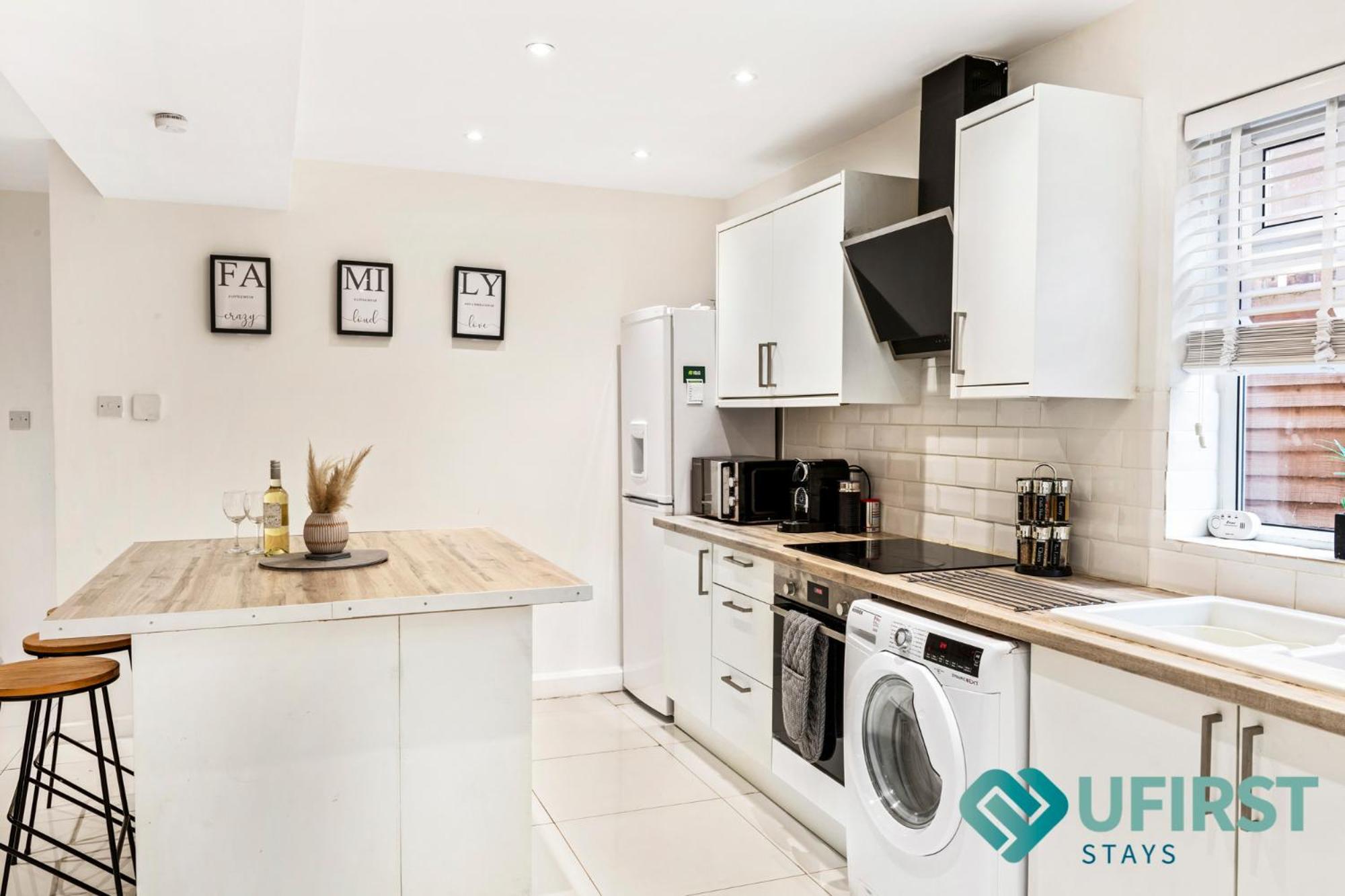 Holiday home Hot Tub Bliss Awaits 3-Bed Home In Nottingham - Near City Hospital, Sherwood Shops, Qmc & Close To City Centre *