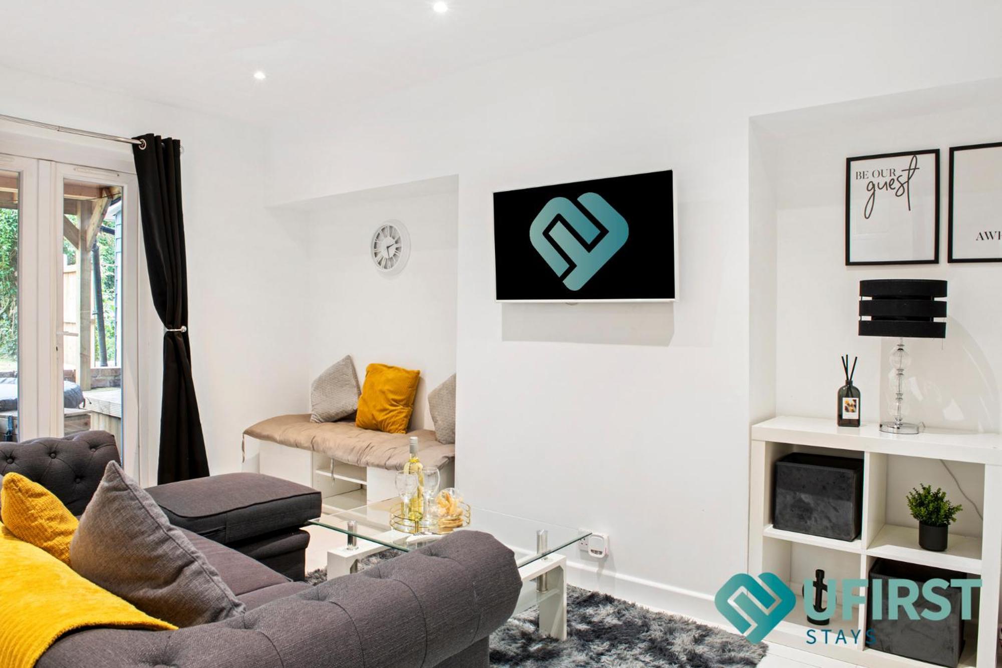 Hot Tub Bliss Awaits 3-Bed Home In Nottingham - Near City Hospital, Sherwood Shops, Qmc & Close To City Centre *