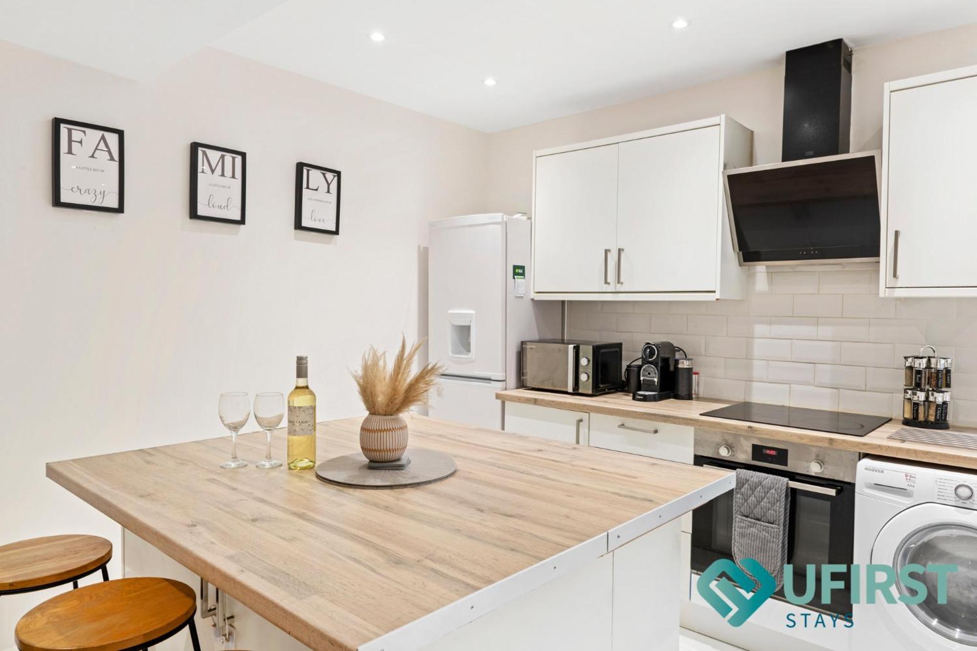 Hot Tub Bliss Awaits 3-Bed Home In Nottingham - Near City Hospital, Sherwood Shops, Qmc & Close To City Centre *