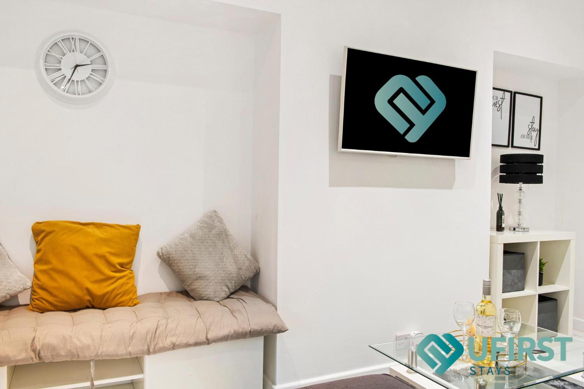 Hot Tub Bliss Awaits 3-Bed Home In Nottingham - Near City Hospital, Sherwood Shops, Qmc & Close To City Centre Nottingham