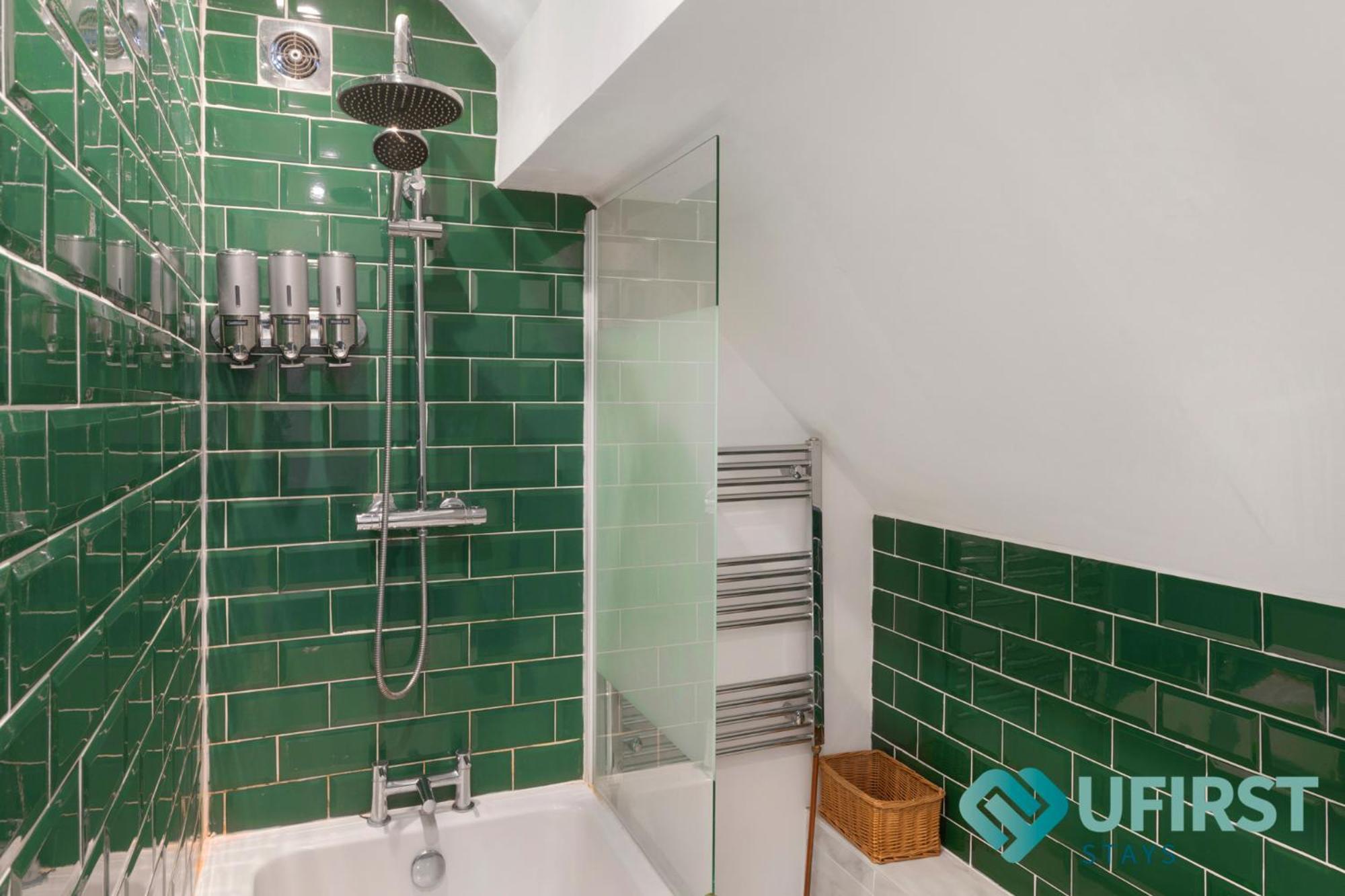 Hot Tub Bliss Awaits 3-Bed Home In Nottingham - Near City Hospital, Sherwood Shops, Qmc & Close To City Centre Holiday home