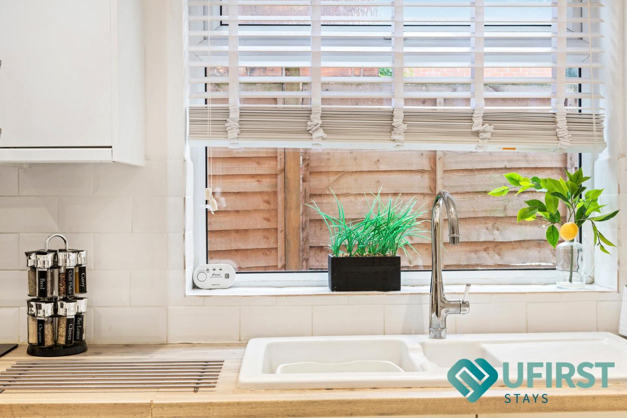 Holiday home Hot Tub Bliss Awaits 3-Bed Home In Nottingham - Near City Hospital, Sherwood Shops, Qmc & Close To City Centre *