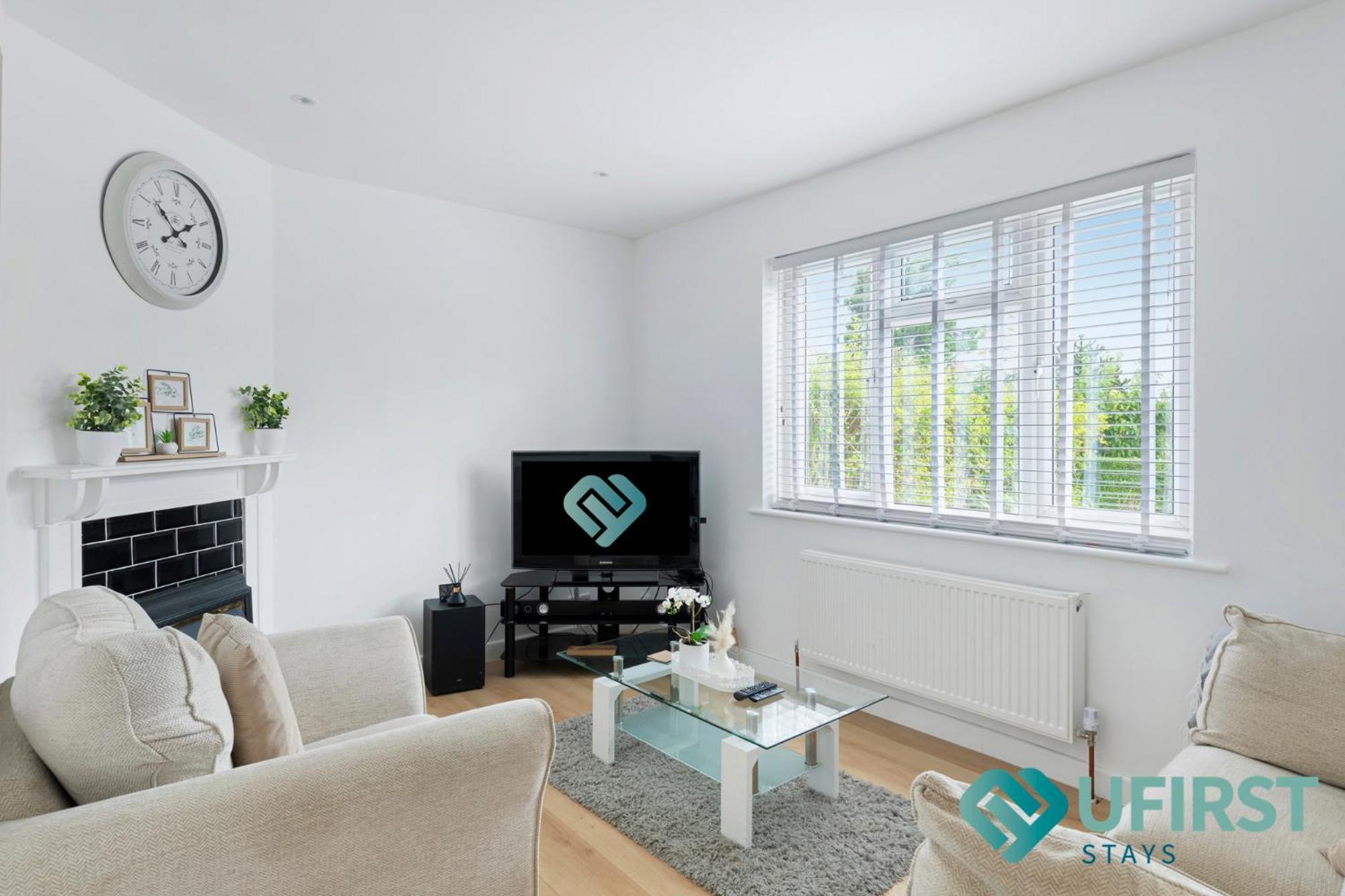Hot Tub Bliss Awaits 3-Bed Home In Nottingham - Near City Hospital, Sherwood Shops, Qmc & Close To City Centre Holiday home Nottingham