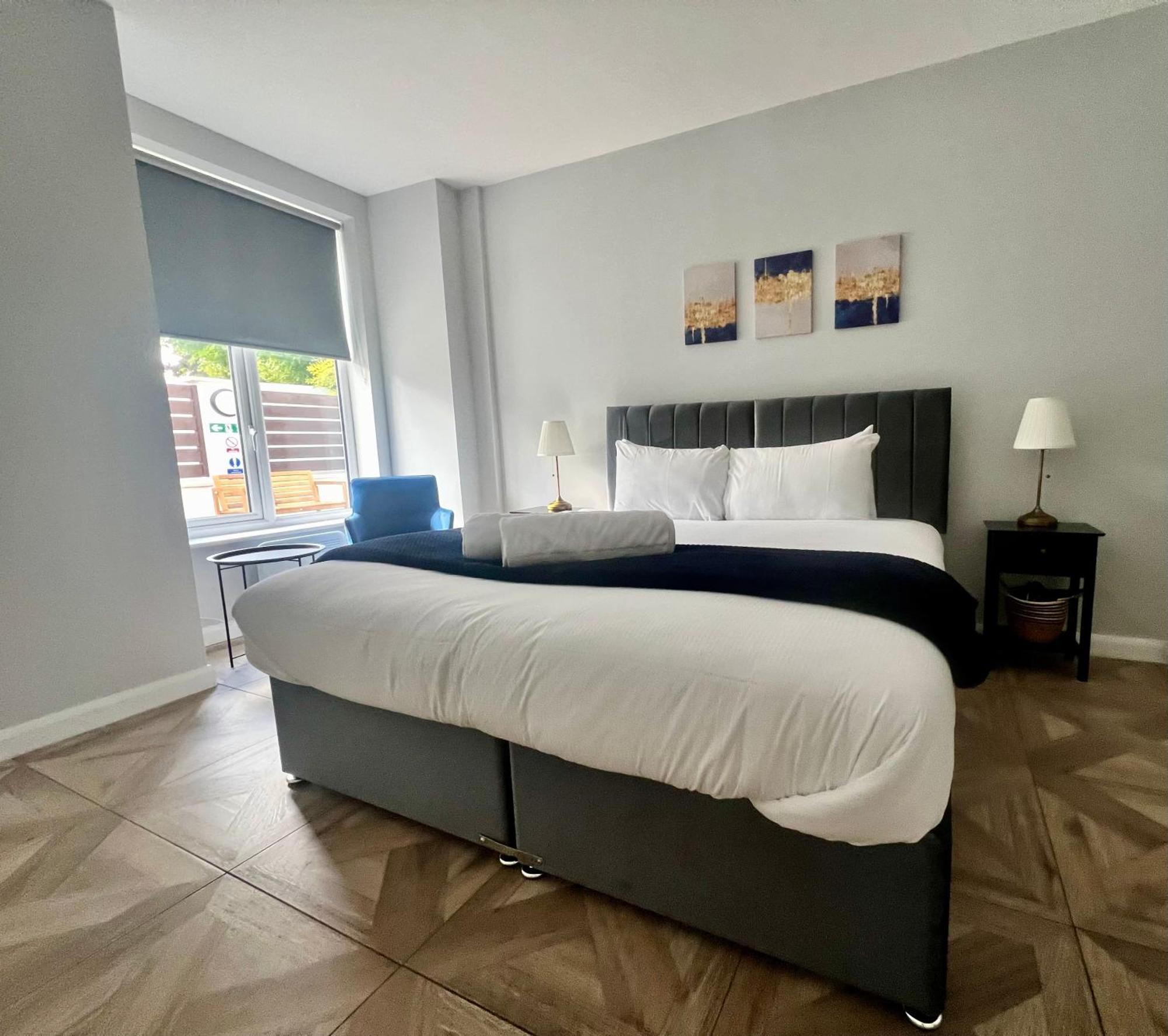 Apartment Modern Off-road Parking King Bed 2 *