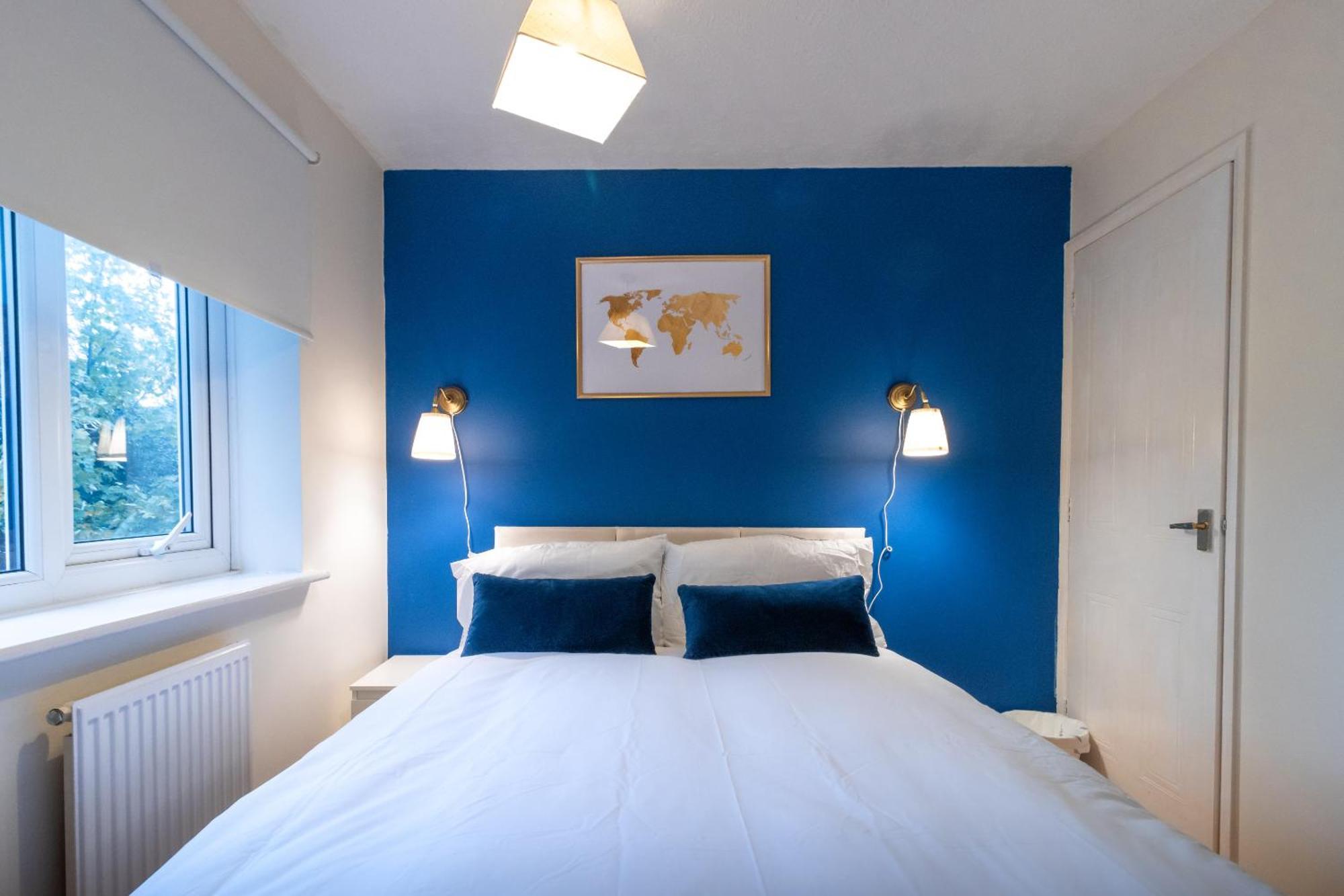 Cosy Deluxe 3 Bed House - Free Parking - Sleeps 9 Apartamento