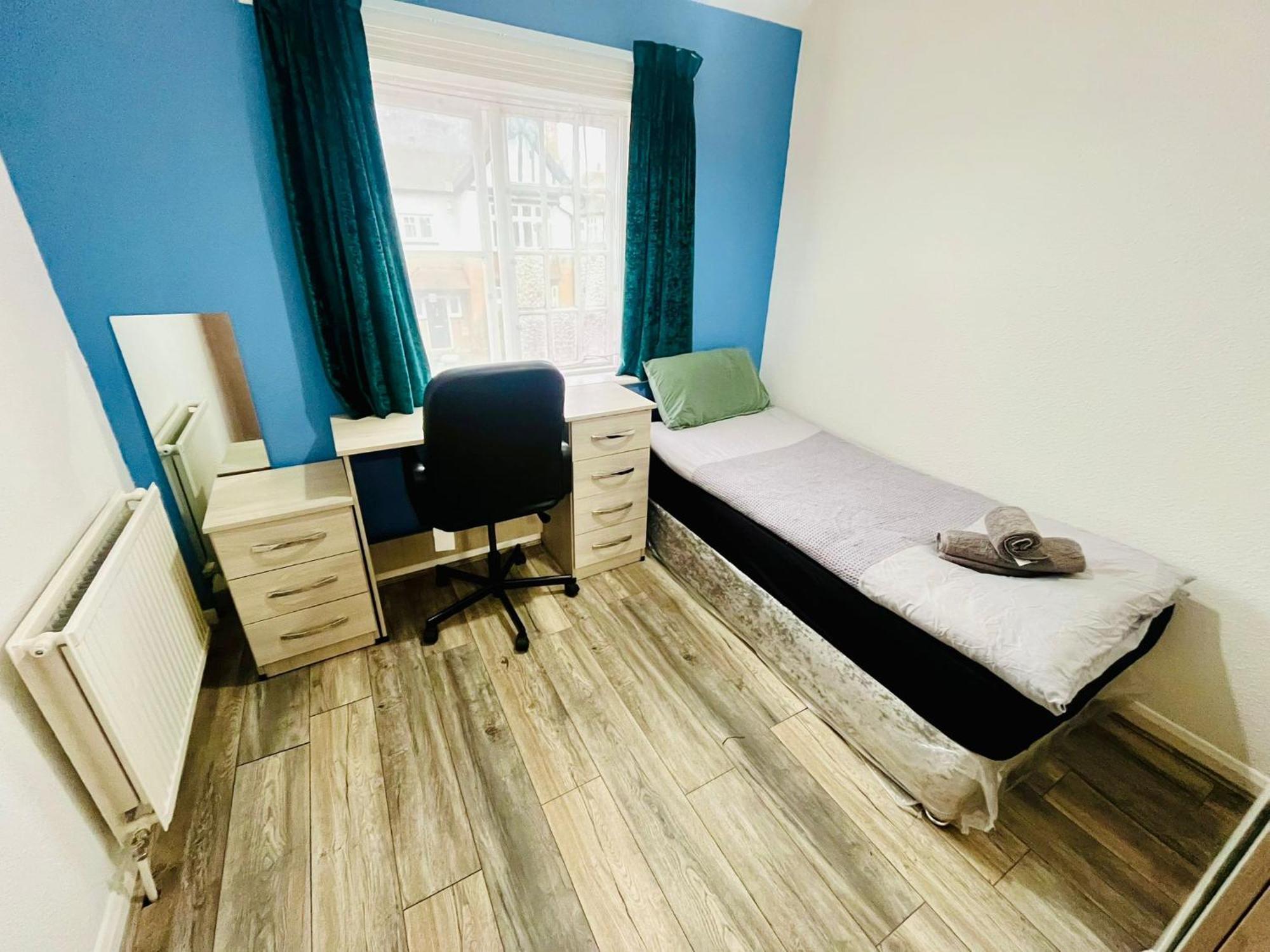 10 Sandrigham Single Near Foot Ball Stadium Nottingham