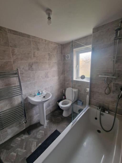 Apartment 2 Bed Semi, Up To 4 People, Free Parking, Wi-fi, M1 & Ema Direct Link, Transport Links, Private Garden Nottingham