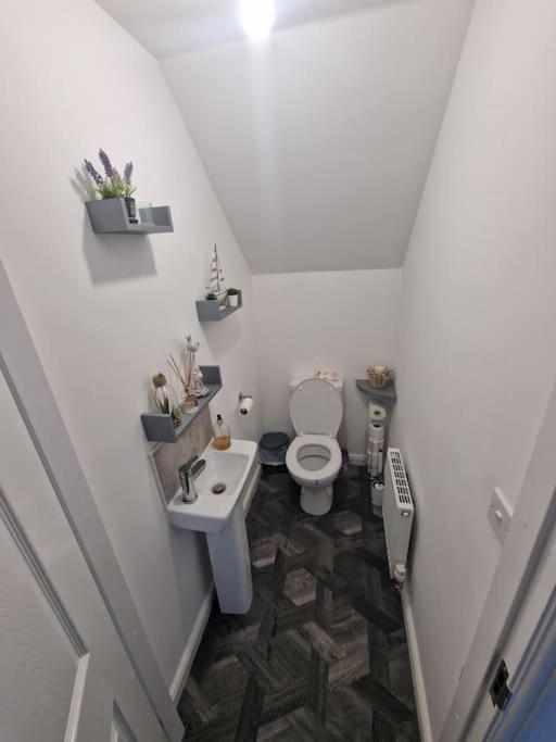 Apartment 2 Bed Semi, Up To 4 People, Free Parking, Wi-fi, M1 & Ema Direct Link, Transport Links, Private Garden
