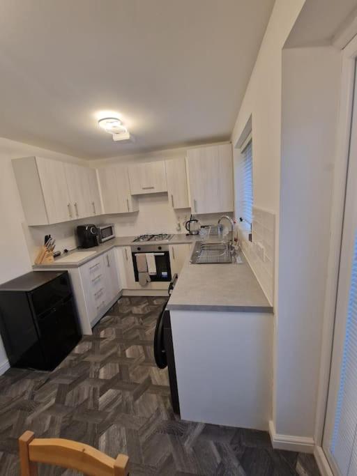 2 Bed Semi, Up To 4 People, Free Parking, Wi-fi, M1 & Ema Direct Link, Transport Links, Private Garden Apartment
