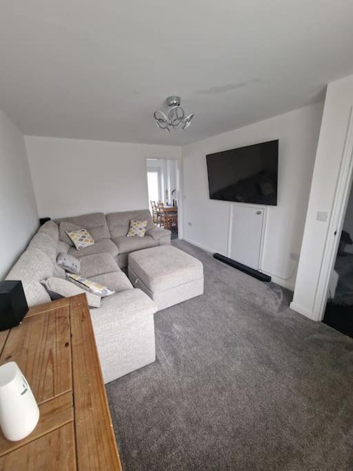 2 Bed Semi, Up To 4 People, Free Parking, Wi-fi, M1 & Ema Direct Link, Transport Links, Private Garden Apartment *
