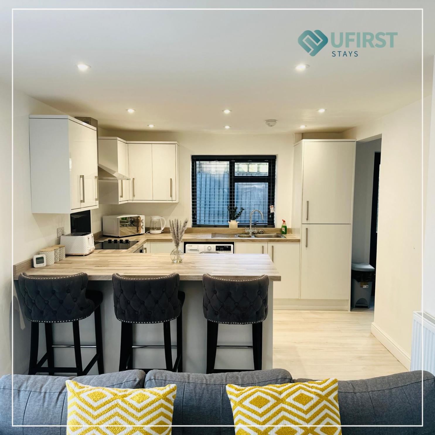 Apartment Luxury Meets Ease 4-Bed Home In Gedling - Near Colwick Country Park, Victoria Retail Park, City Centre & Nottingham Racecourse