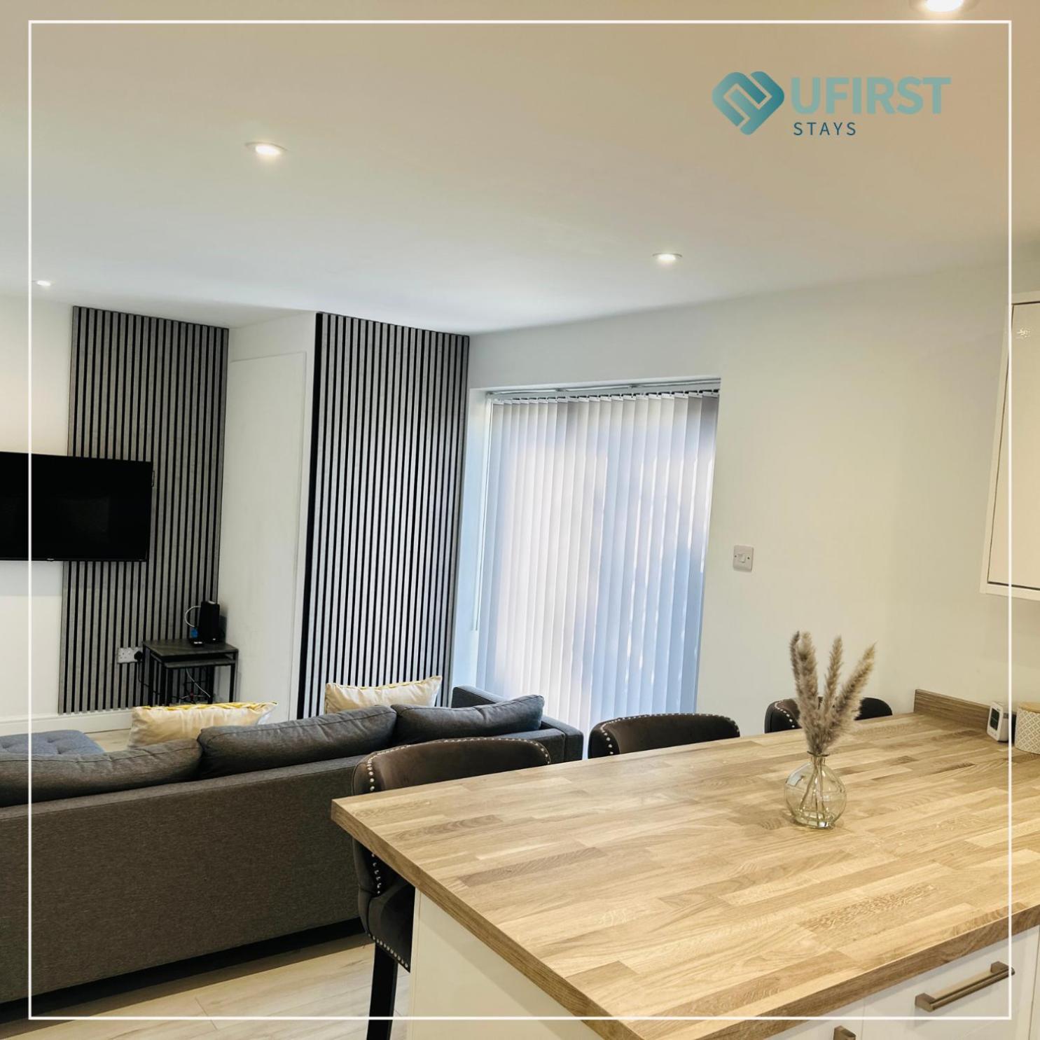 Luxury Meets Ease 4-Bed Home In Gedling - Near Colwick Country Park, Victoria Retail Park, City Centre & Nottingham Racecourse Apartment Nottingham