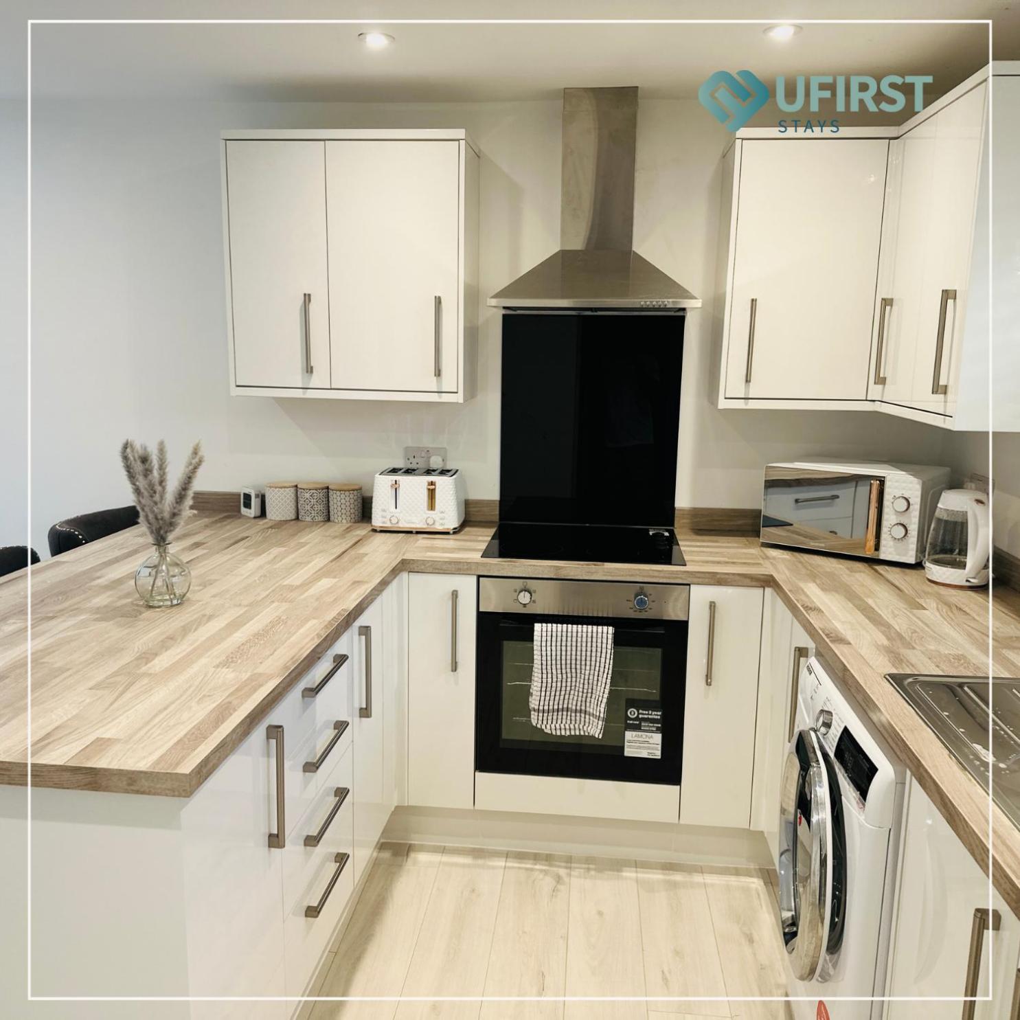 Luxury Meets Ease 4-Bed Home In Gedling - Near Colwick Country Park, Victoria Retail Park, City Centre & Nottingham Racecourse Apartment *