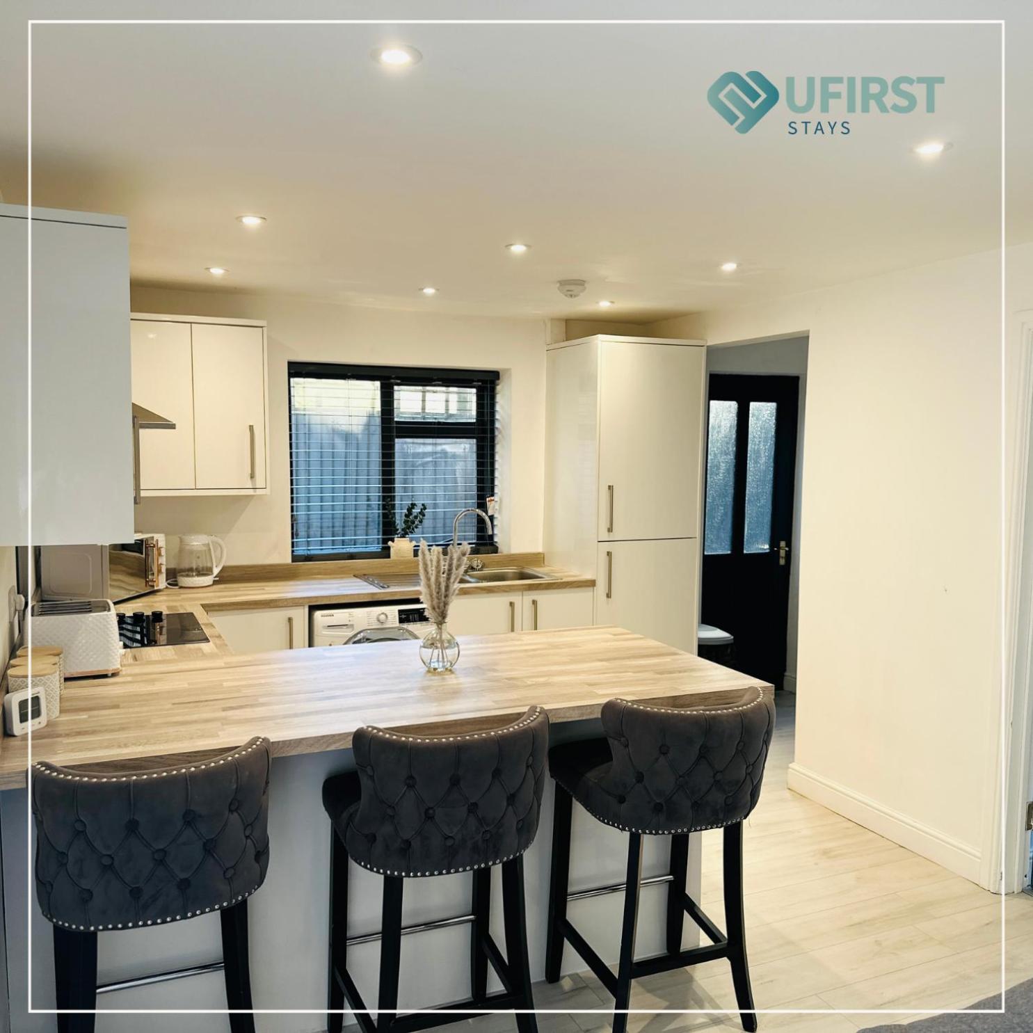 Luxury Meets Ease 4-Bed Home In Gedling - Near Colwick Country Park, Victoria Retail Park, City Centre & Nottingham Racecourse Apartment *