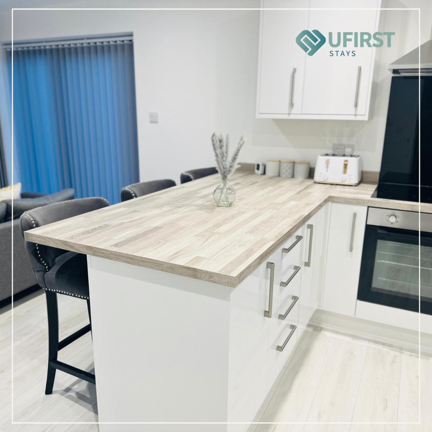 Luxury Meets Ease 4-Bed Home In Gedling - Near Colwick Country Park, Victoria Retail Park, City Centre & Nottingham Racecourse
