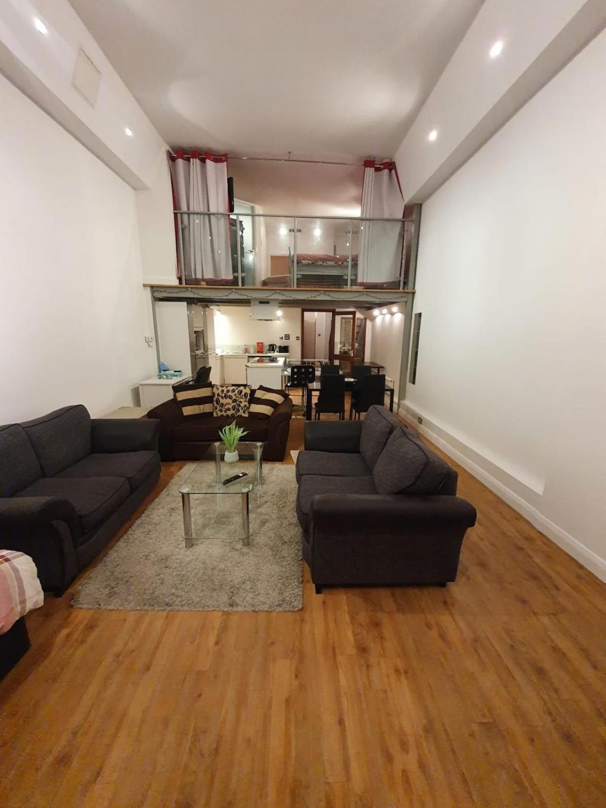 City Centre 2 Double Bedrooms New York Style Apartment - Most Central Location - Two Bathrooms And Full Kitchen In Thurland Street Close To Victoria Centre Shopping Centre - Free Onsite Parking Space For One Car