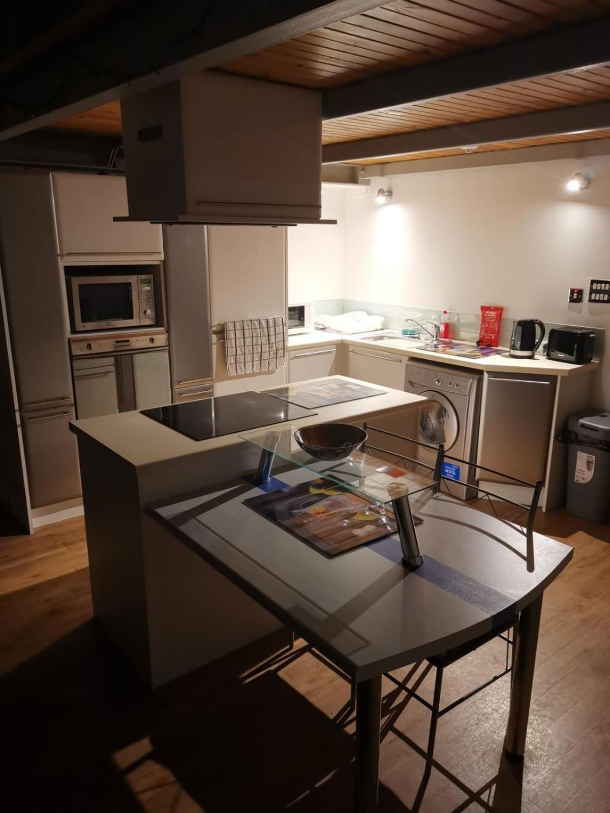 City Centre 2 Double Bedrooms New York Style Apartment - Most Central Location - Two Bathrooms And Full Kitchen In Thurland Street Close To Victoria Centre Shopping Centre - Free Onsite Parking Space For One Car *